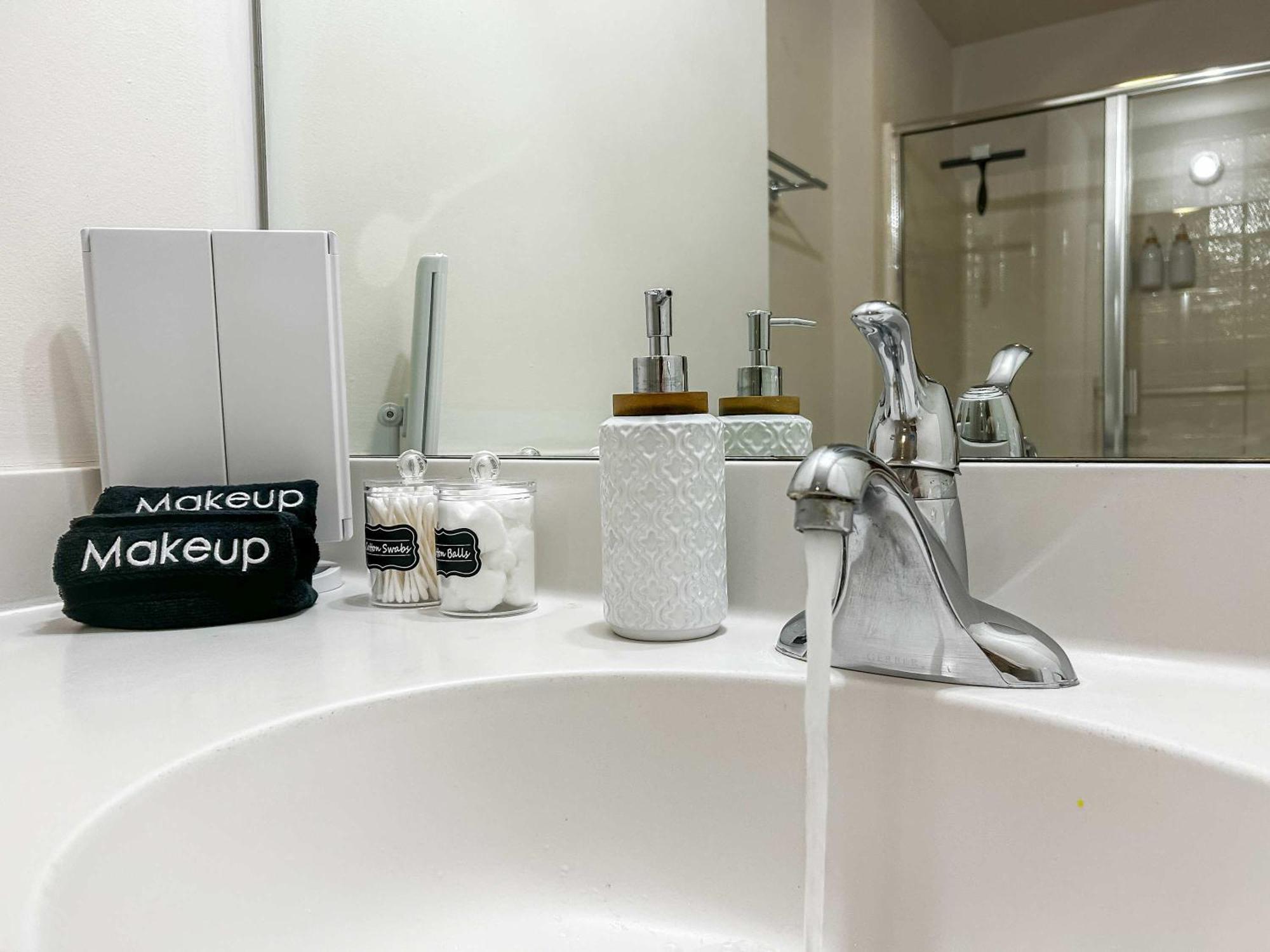 Downtown With Free In & Out Parking 2 Apartment