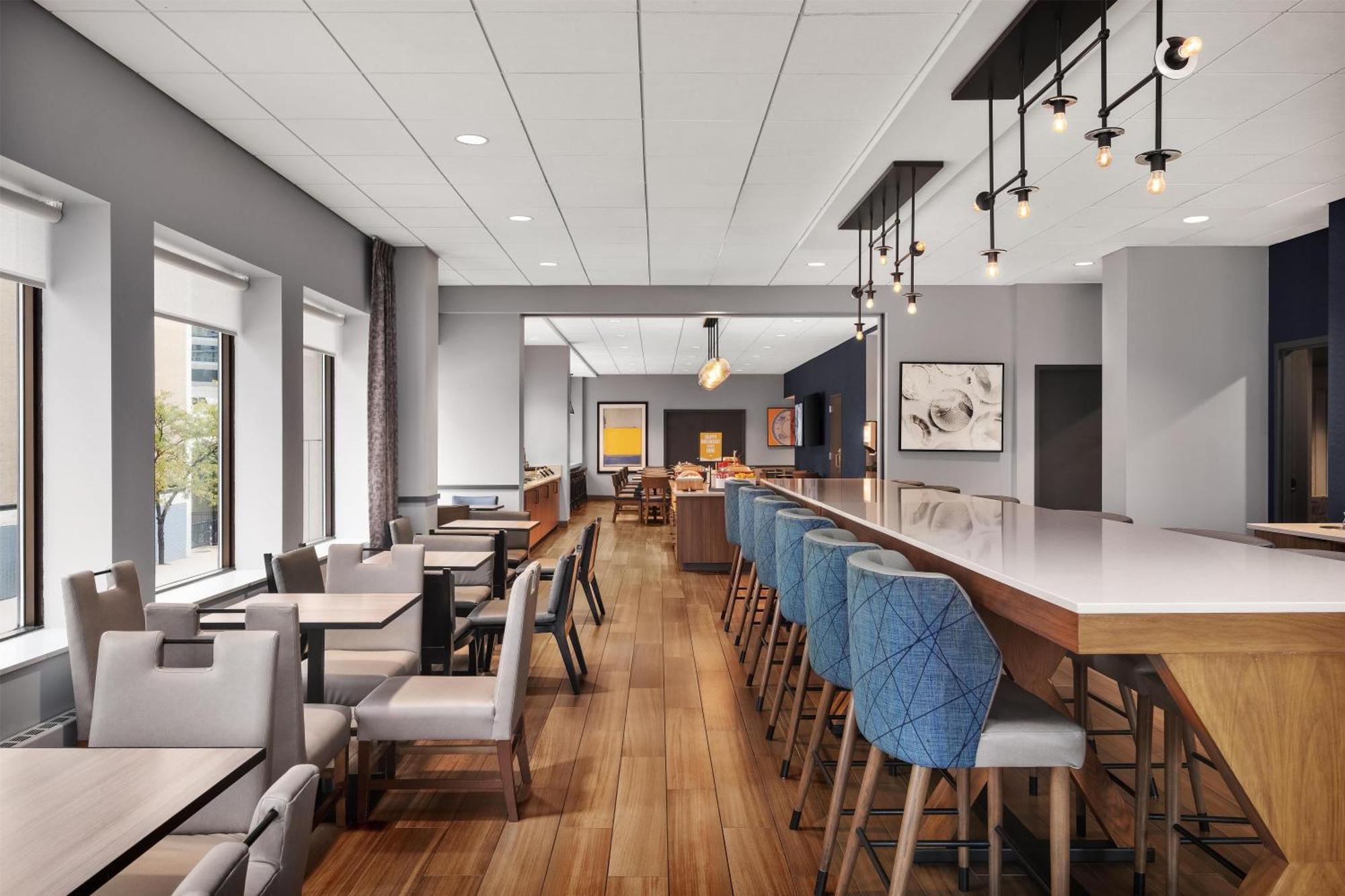 Hampton & Chicago-downtown 3*