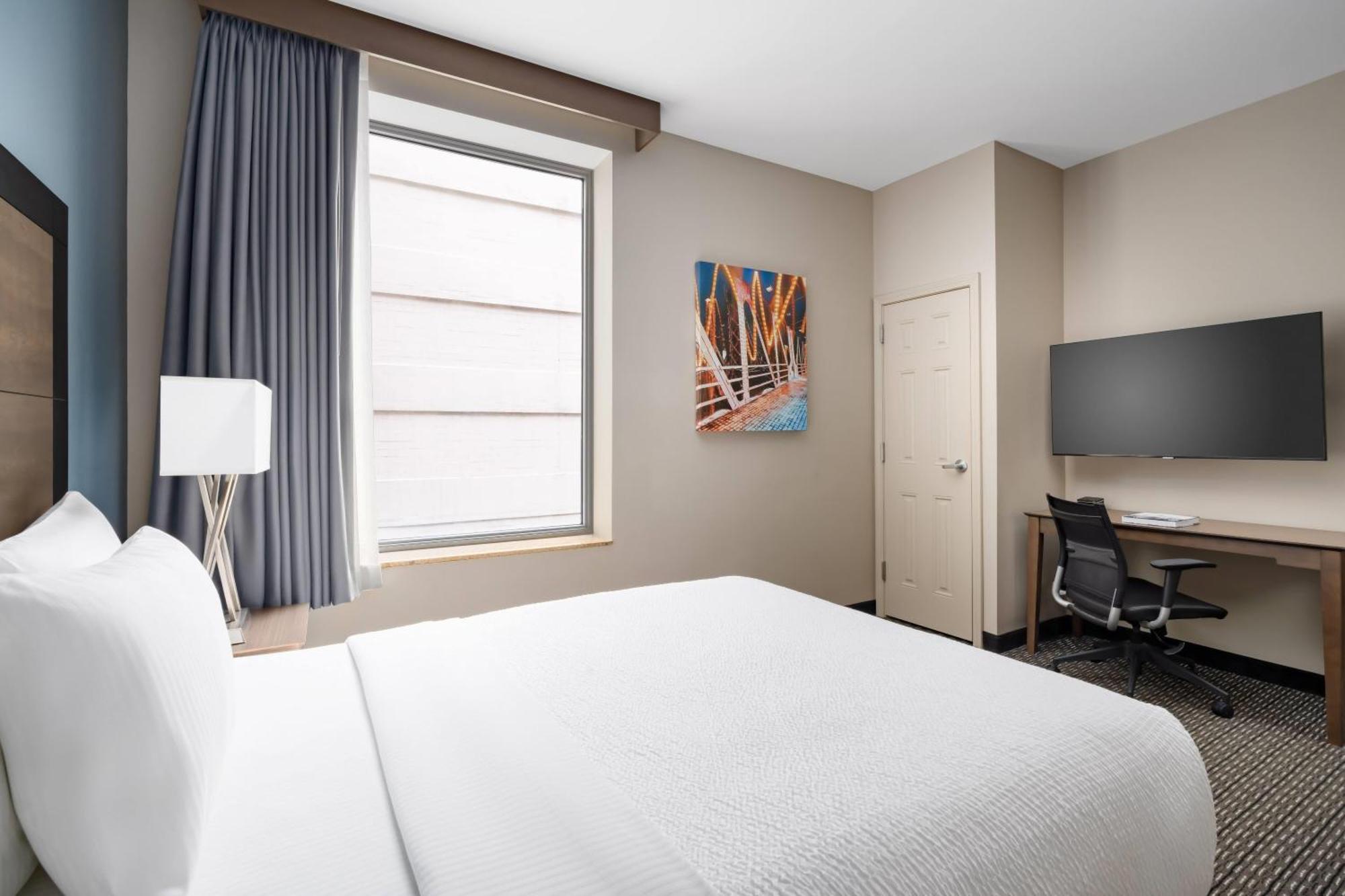 La Quinta Inn & Suites by Wyndham Chicago Downtown Hotel