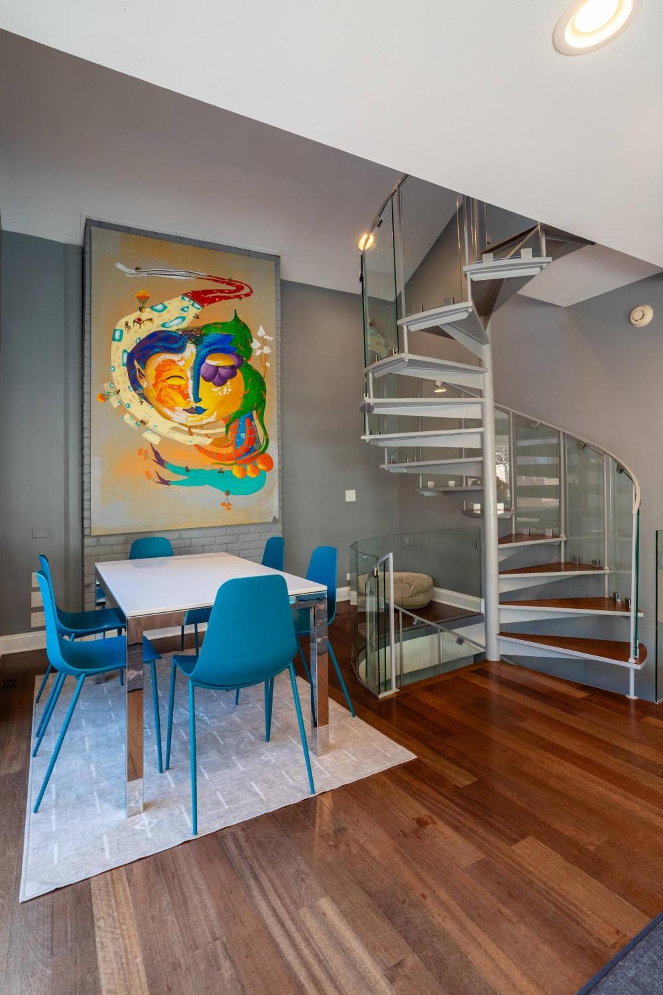 3-story Townhome Free Parking Private Patio Washer-dryer Holiday home