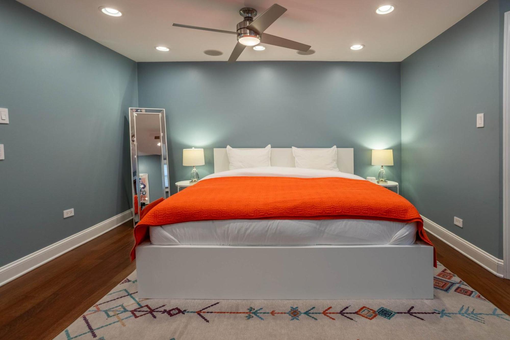 Holiday home 3-story Townhome Free Parking Private Patio Washer-dryer