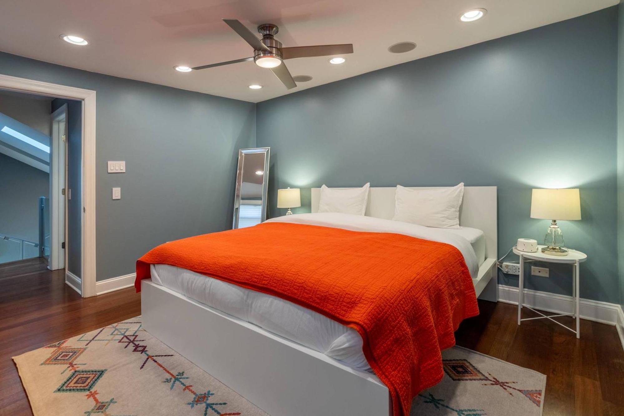 3-story Townhome Free Parking Private Patio Washer-dryer * Chicago