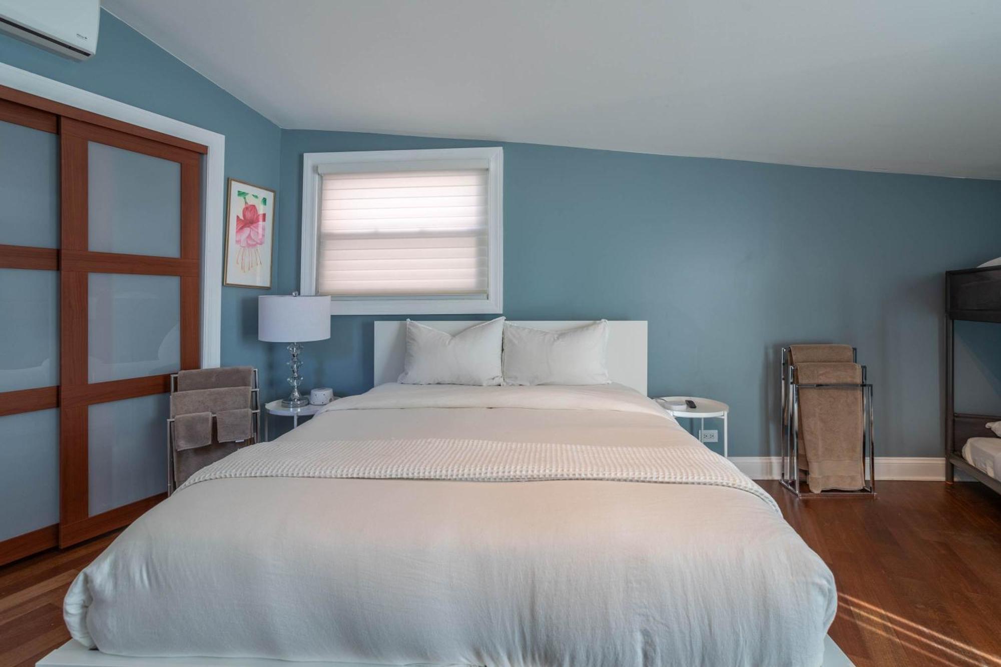 3-story Townhome Free Parking Private Patio Washer-dryer Holiday home Chicago