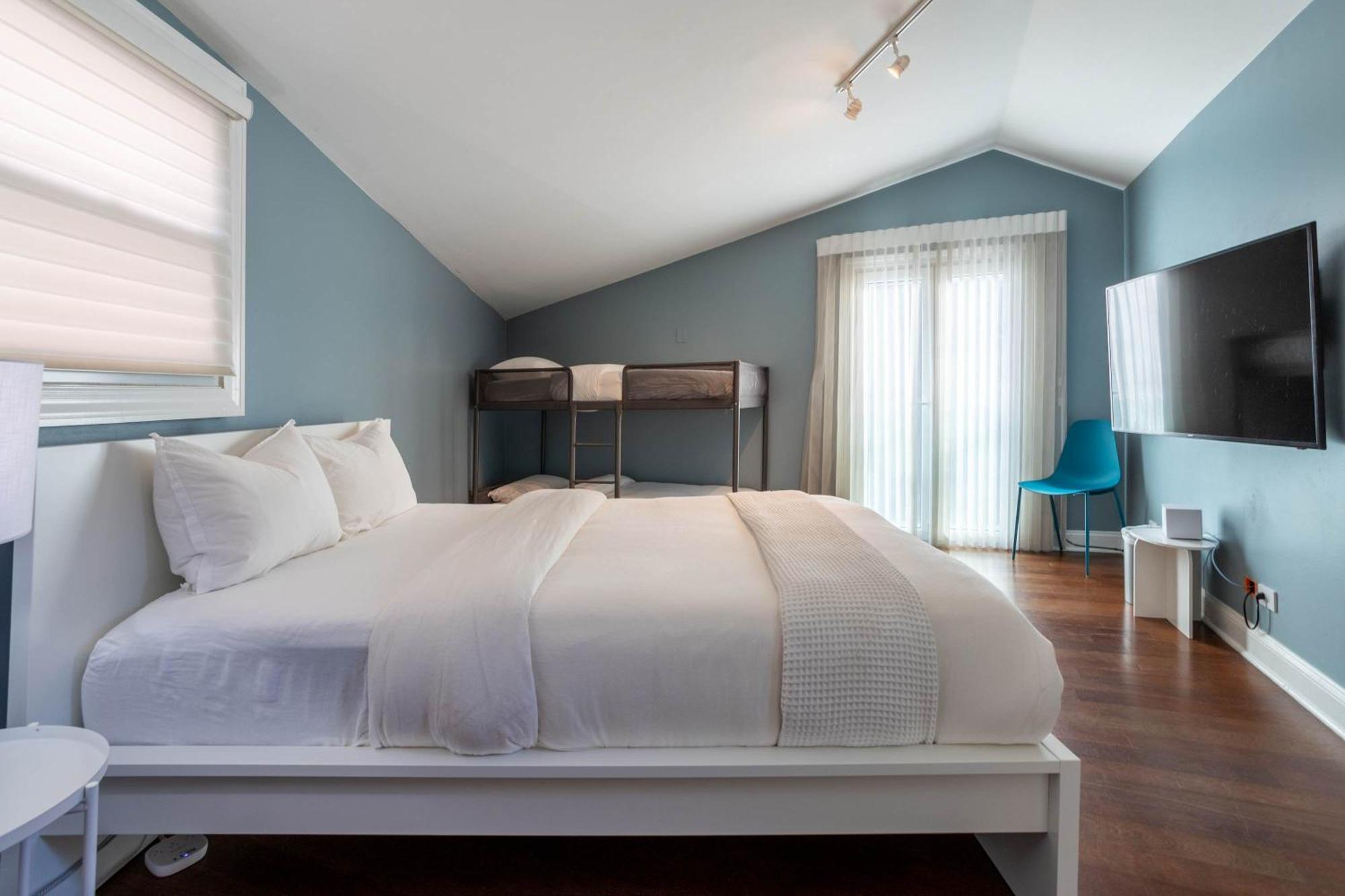 3-story Townhome Free Parking Private Patio Washer-dryer Holiday home