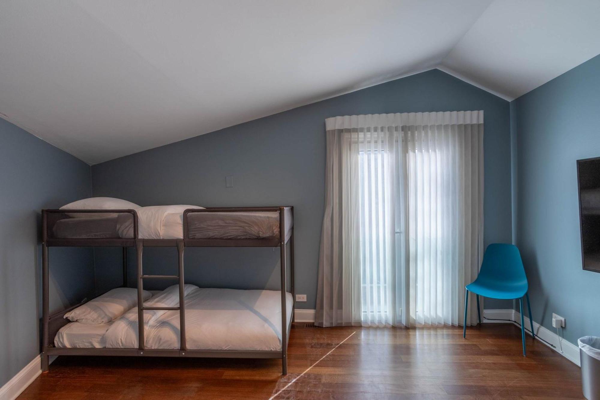 3-story Townhome Free Parking Private Patio Washer-dryer Holiday home *