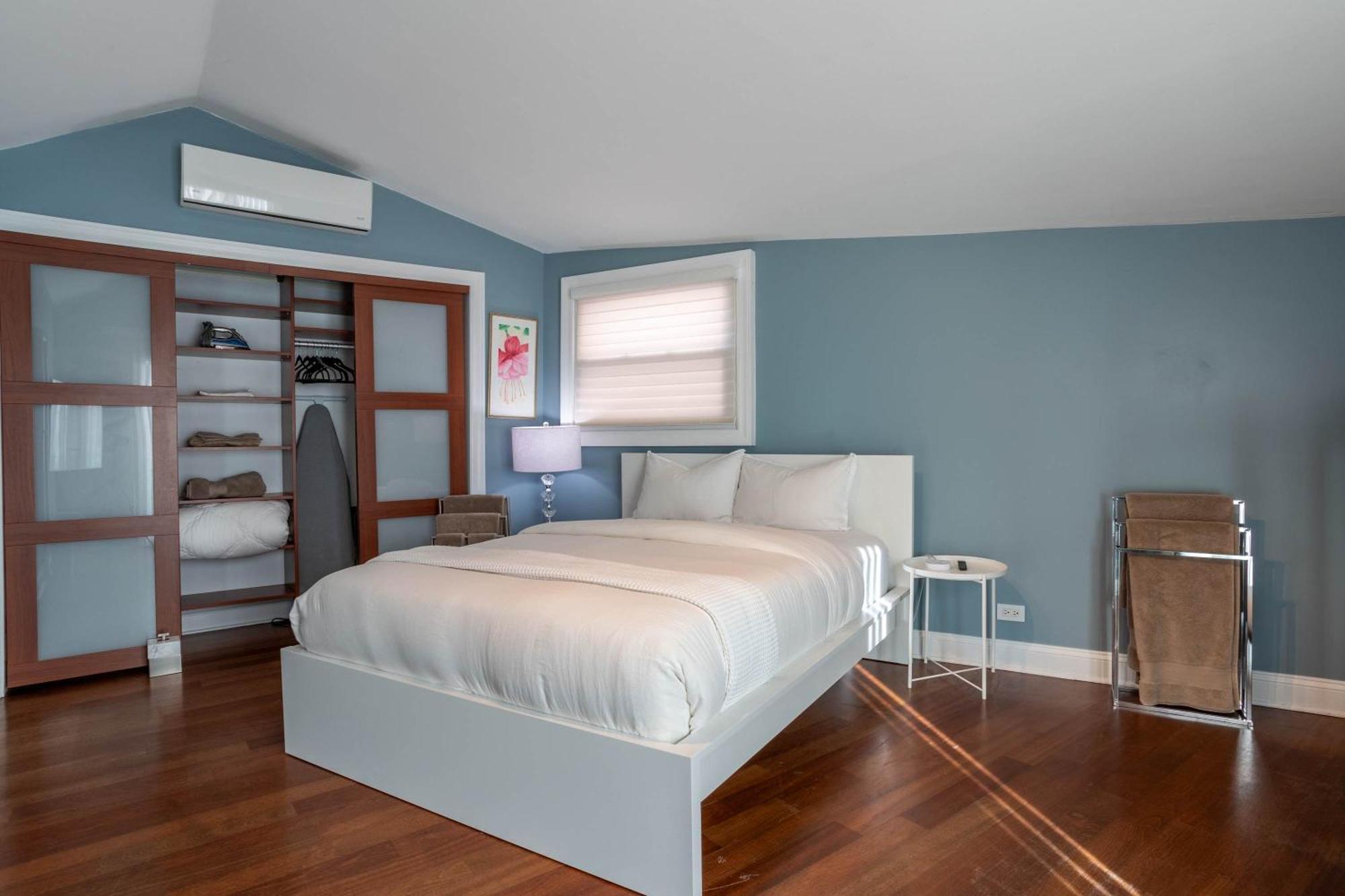 Holiday home 3-story Townhome Free Parking Private Patio Washer-dryer *