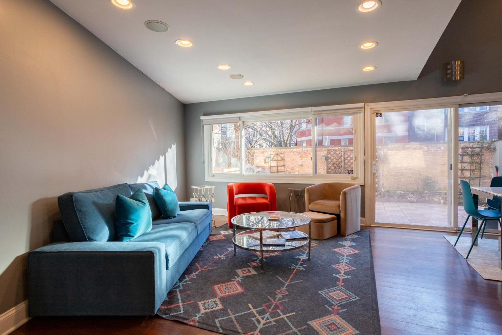 3-story Townhome Free Parking Private Patio Washer-dryer Chicago