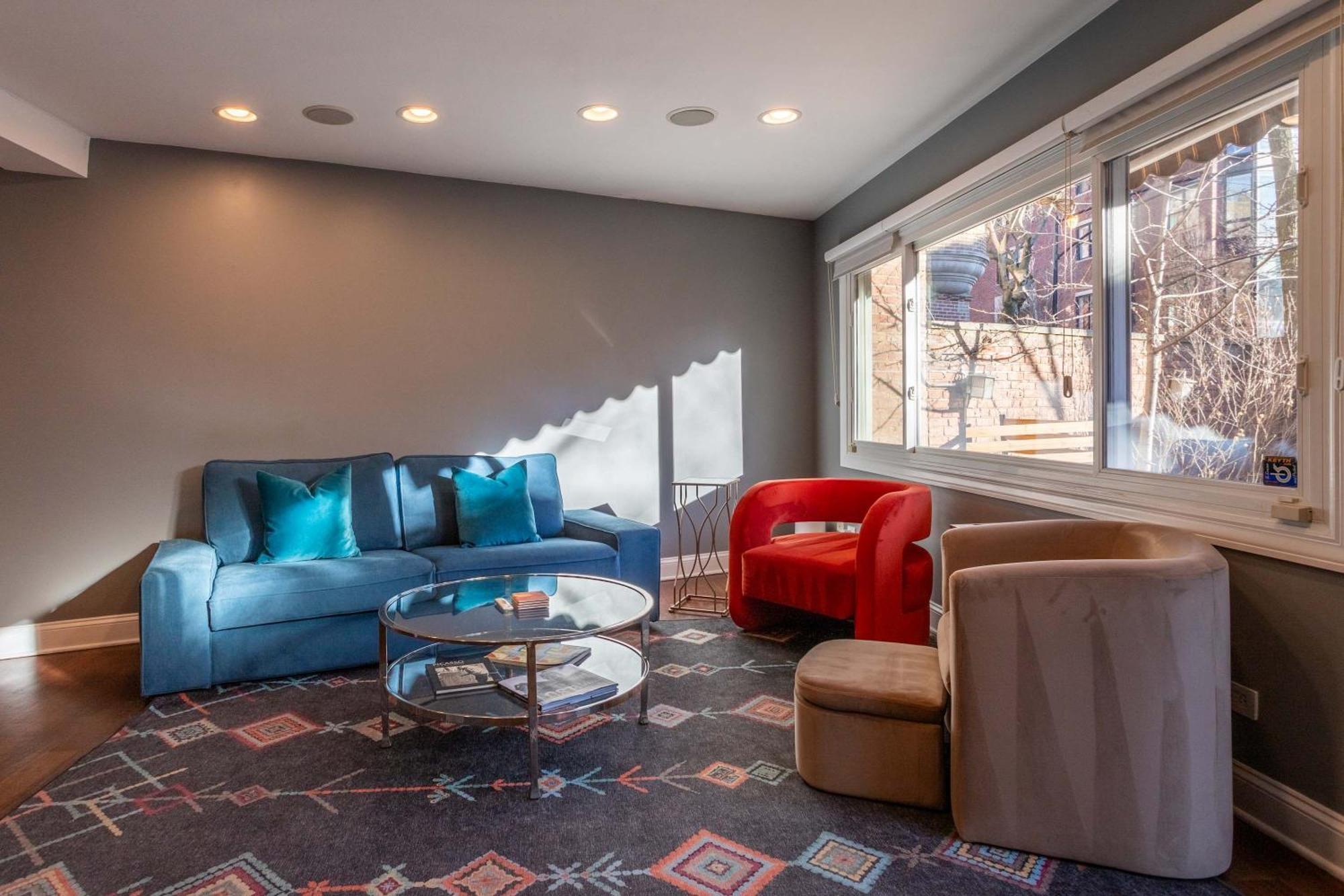 3-story Townhome Free Parking Private Patio Washer-dryer