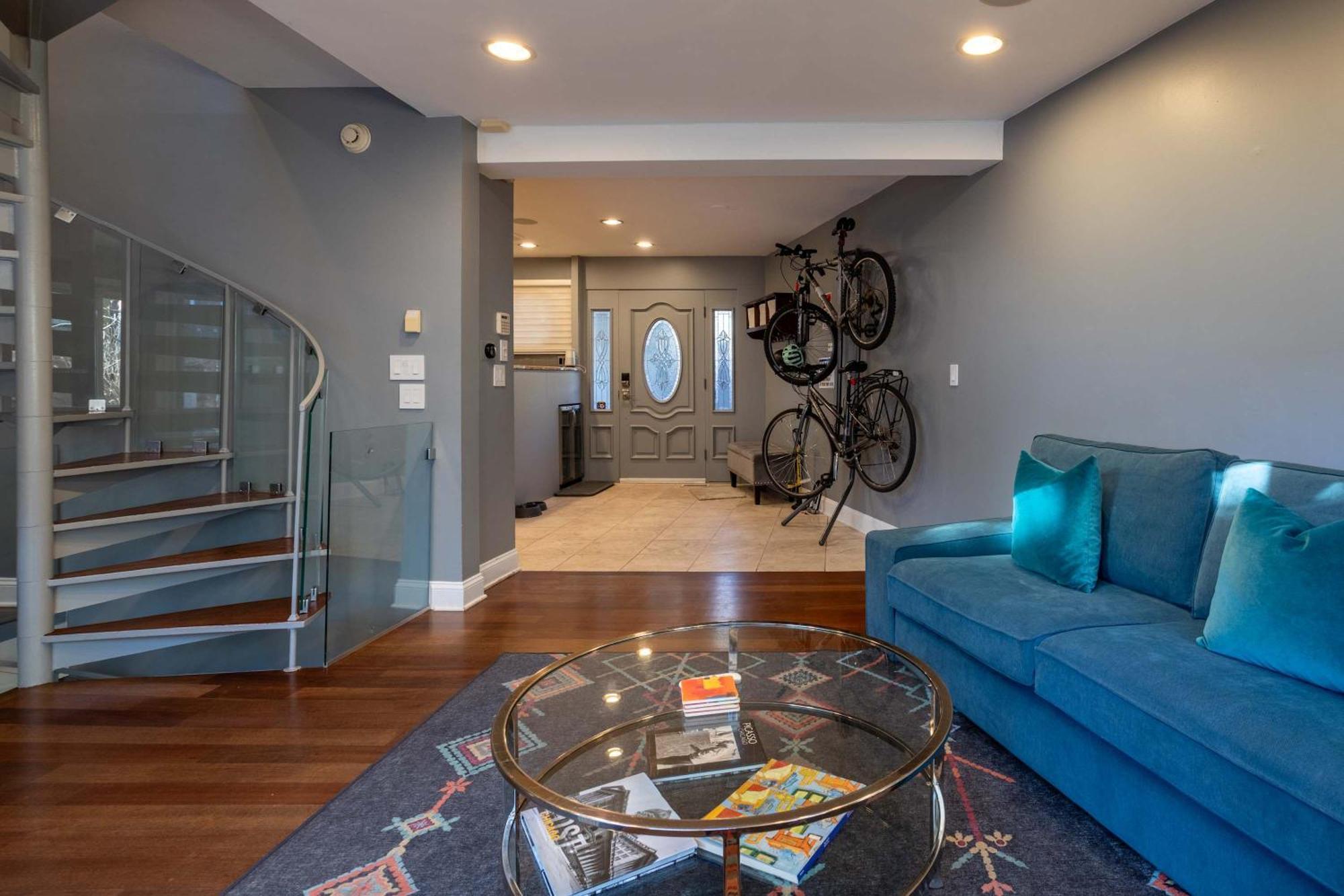 3-story Townhome Free Parking Private Patio Washer-dryer Holiday home Chicago