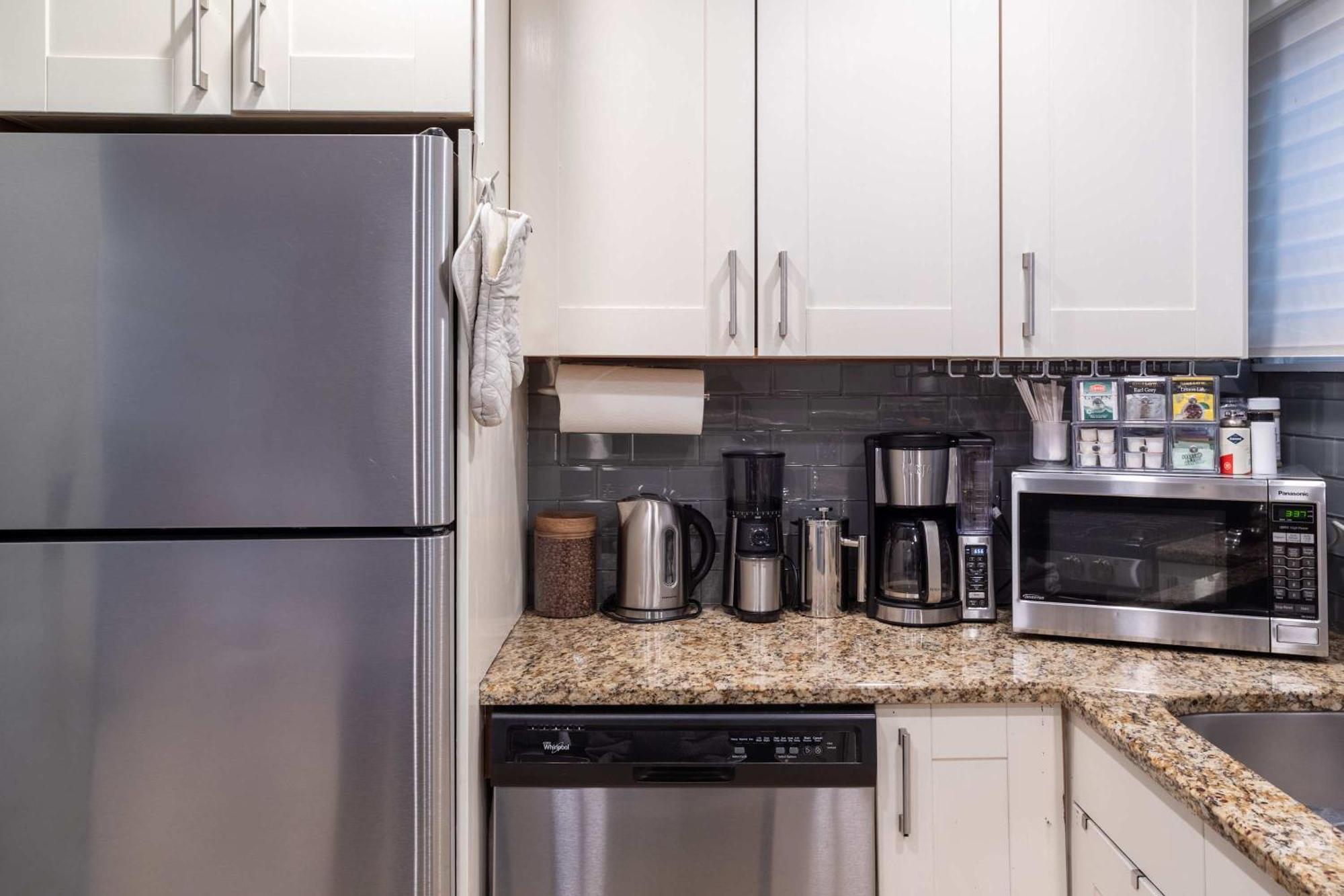 3-story Townhome Free Parking Private Patio Washer-dryer