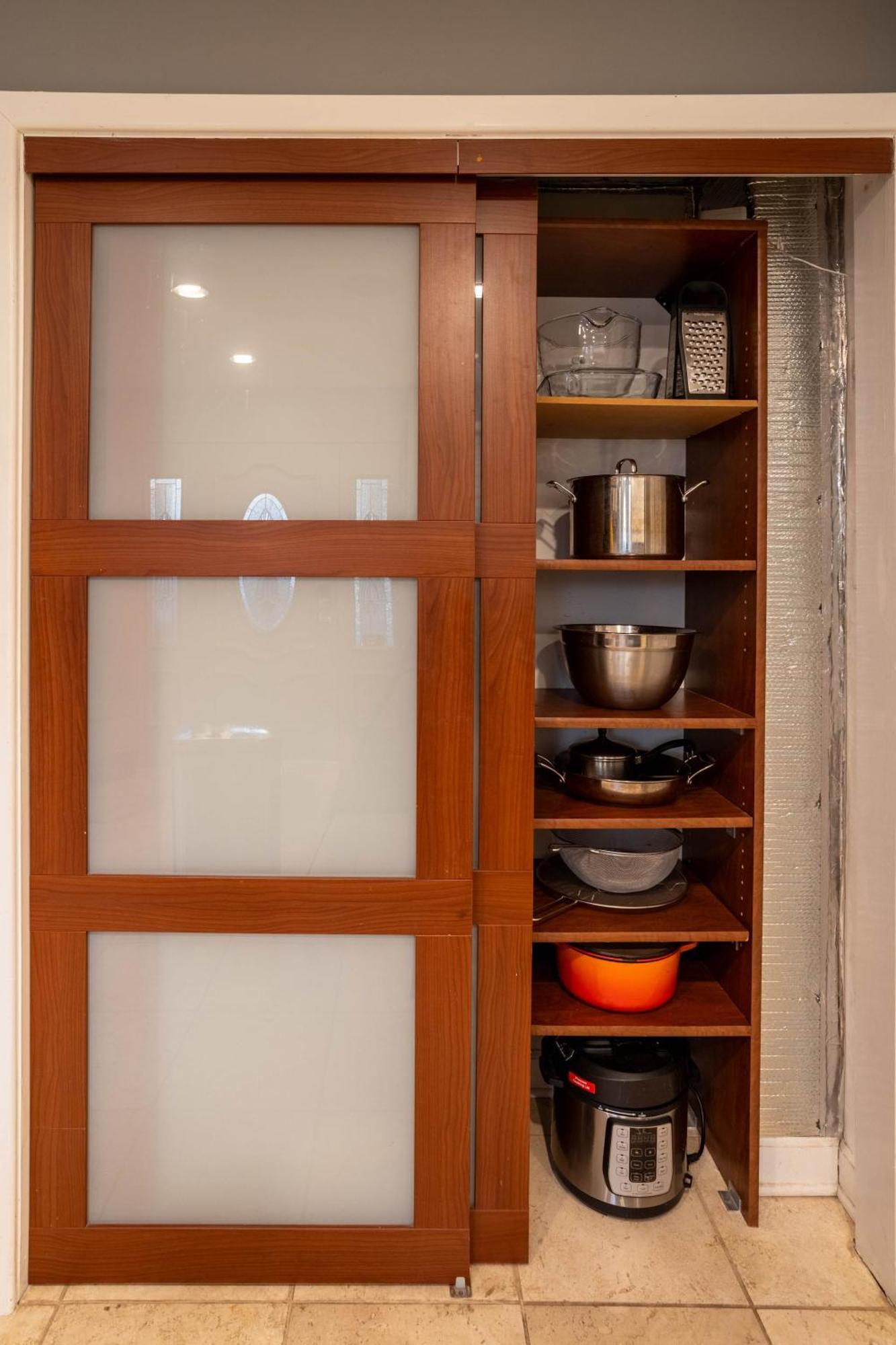 3-story Townhome Free Parking Private Patio Washer-dryer Holiday home