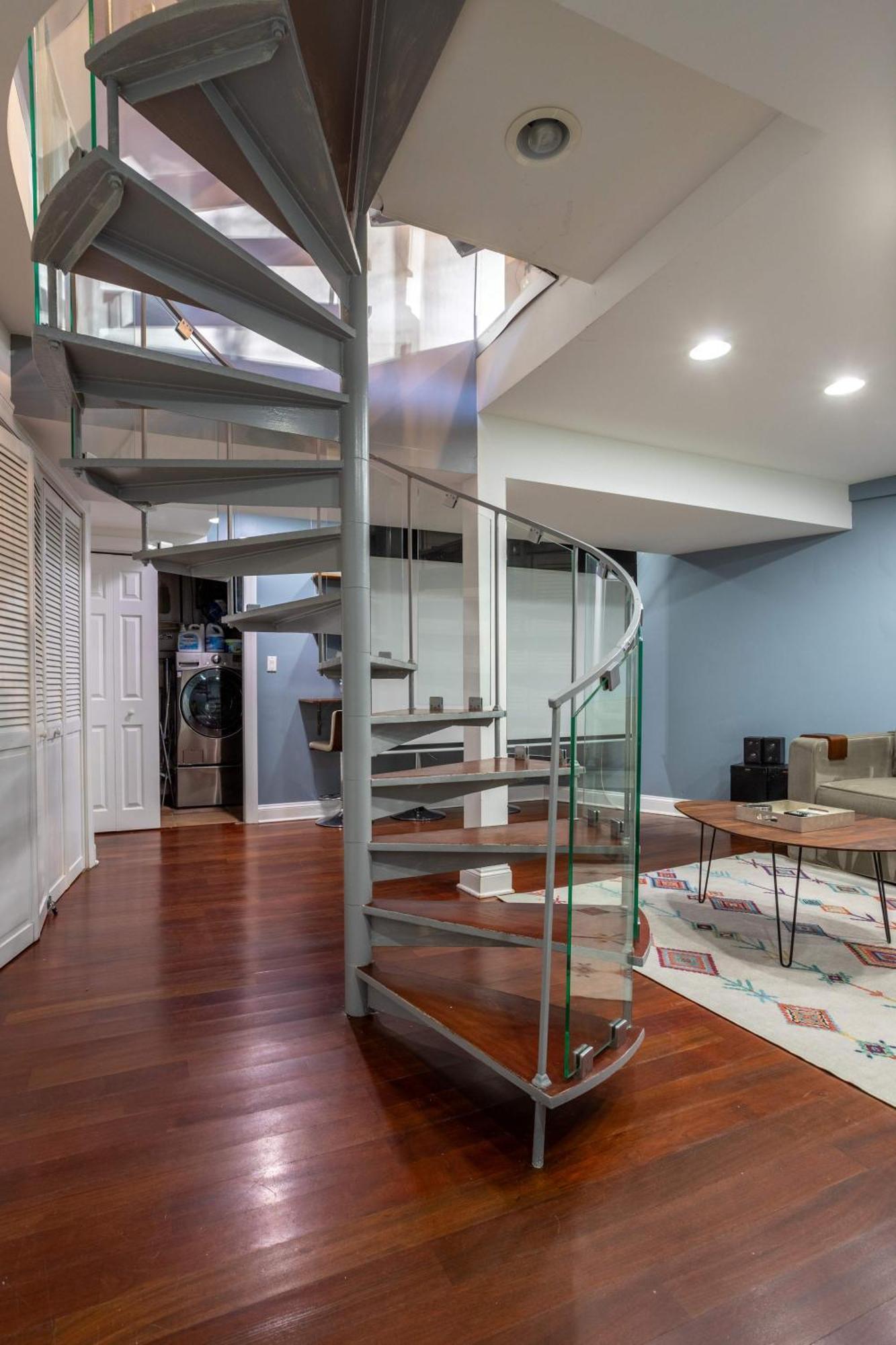 Holiday home 3-story Townhome Free Parking Private Patio Washer-dryer *