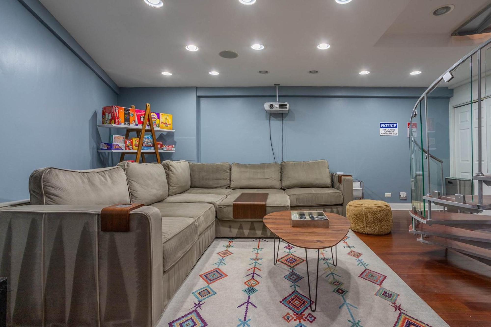 3-story Townhome Free Parking Private Patio Washer-dryer *