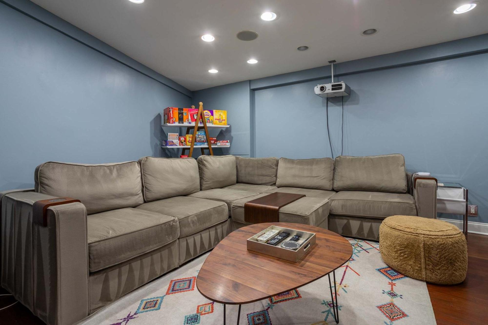 3-story Townhome Free Parking Private Patio Washer-dryer