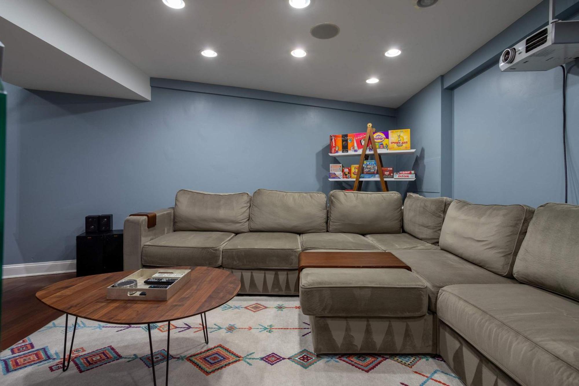 Holiday home 3-story Townhome Free Parking Private Patio Washer-dryer *