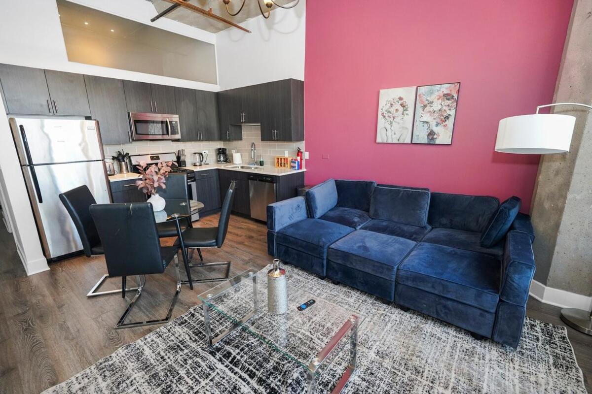 Business Ready 2br In South Loop With Skyline View, Optional Parking & Gym Access Close To Mccormick, Downtown & Cta Apartment *