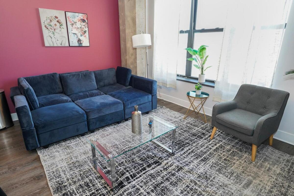 Business Ready 2br In South Loop With Skyline View, Optional Parking & Gym Access Close To Mccormick, Downtown & Cta Apartment Chicago