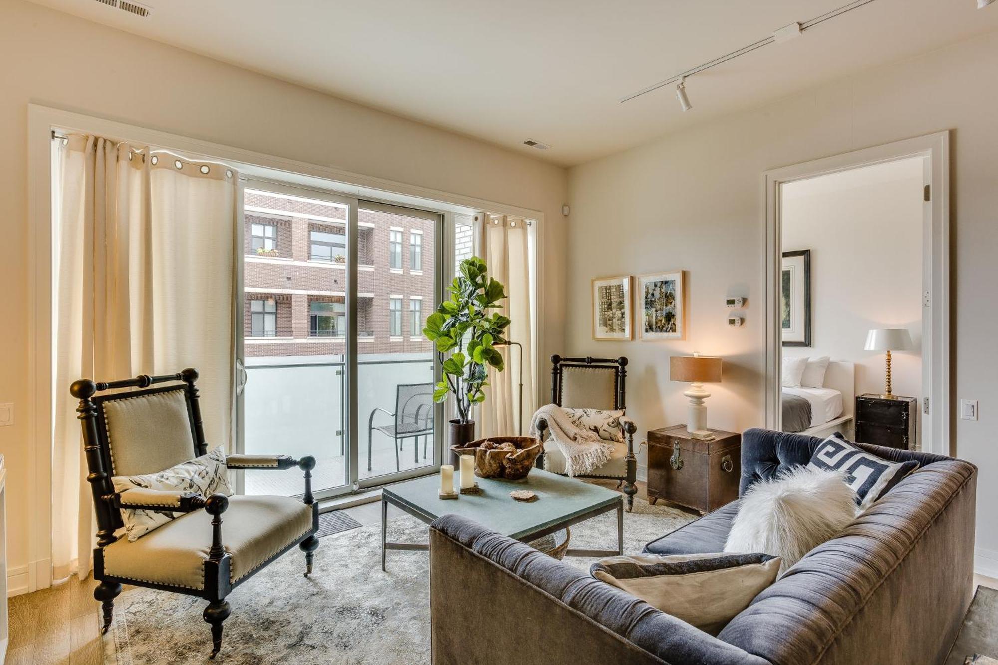 Designer 3br With Balcony & Elevator On Clark! Apts