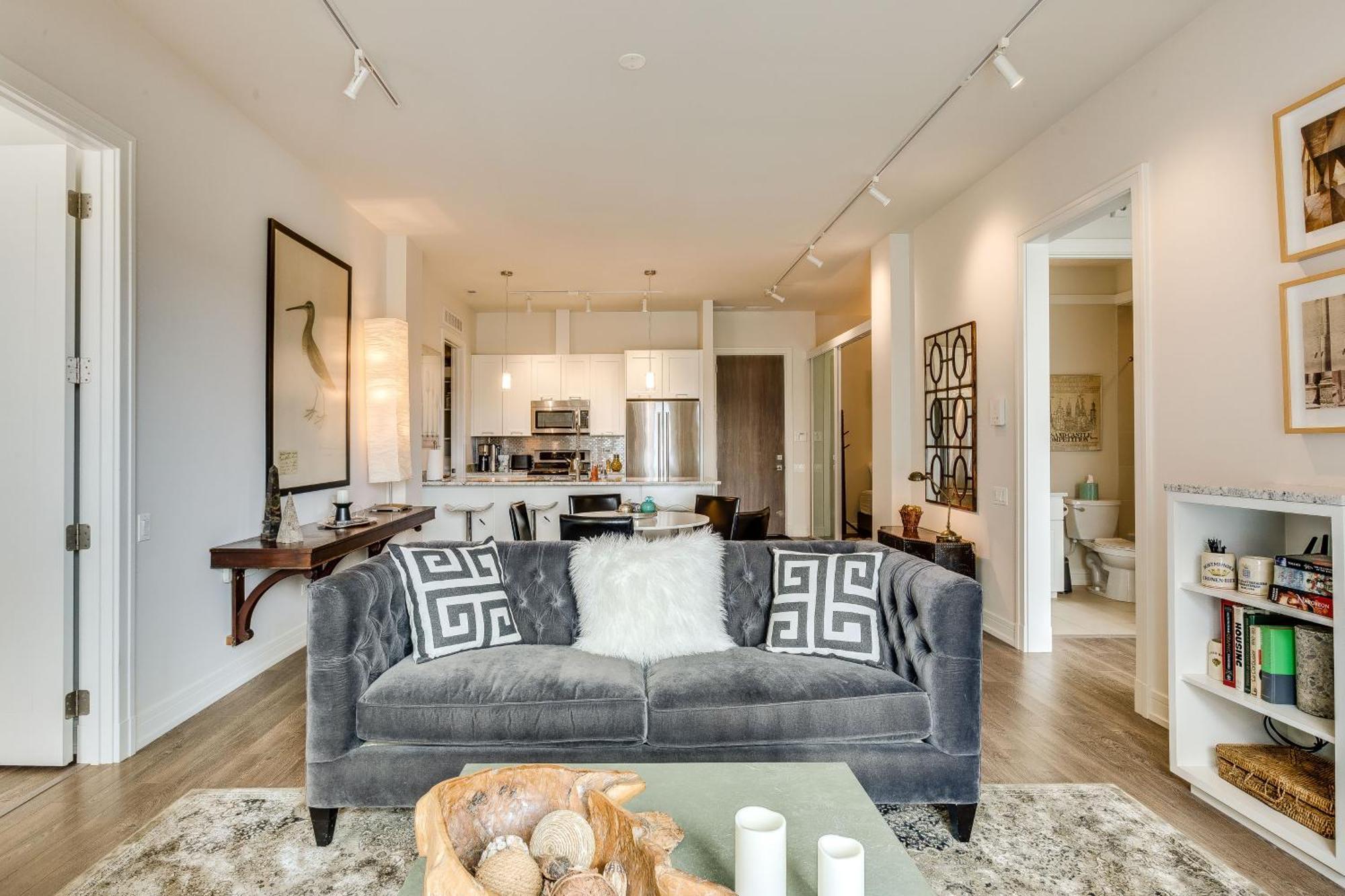 Designer 3br With Balcony & Elevator On Clark! Apts Apartment