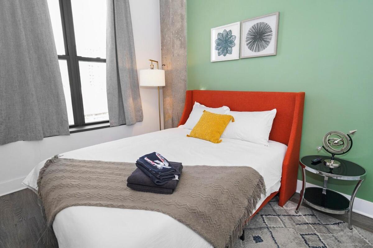 Business Ready 2br In South Loop With Skyline View, Optional Parking & Gym Access Close To Mccormick, Downtown & Cta * Chicago