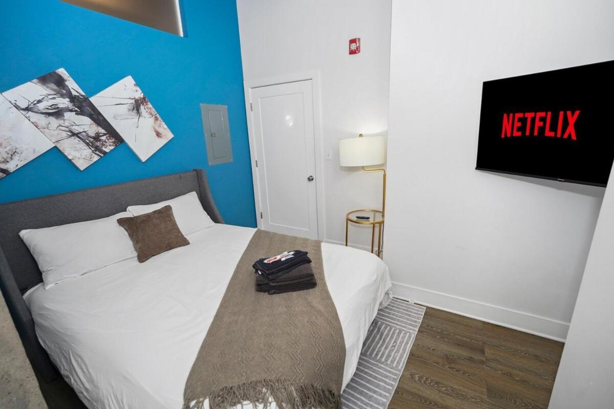 Business Ready 2br In South Loop With Skyline View, Optional Parking & Gym Access Close To Mccormick, Downtown & Cta Apartment *