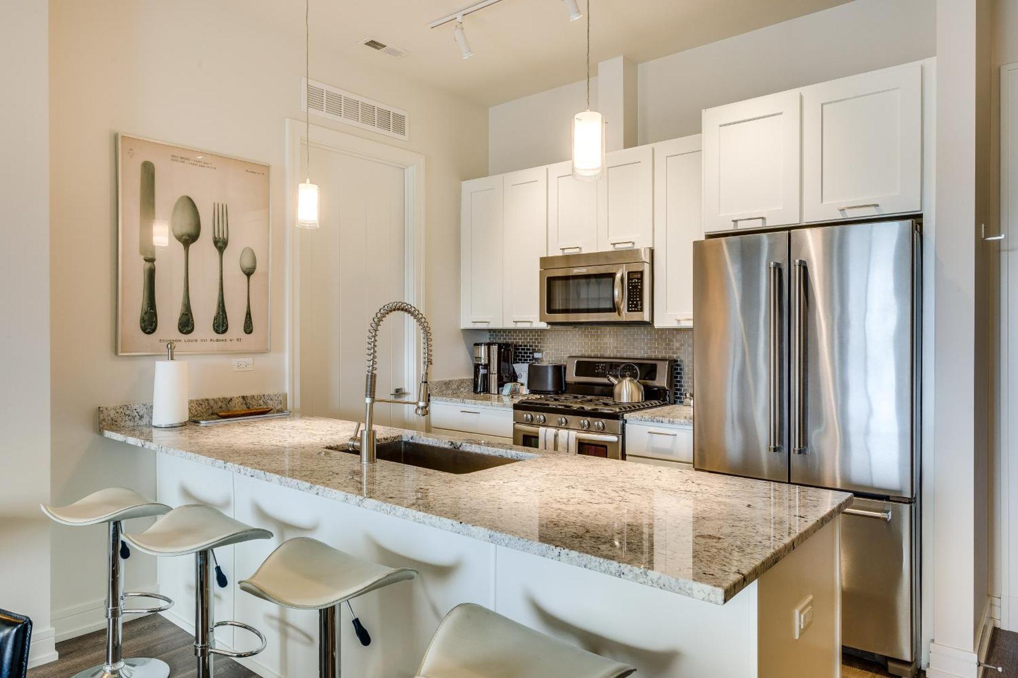 Designer 3br With Balcony & Elevator On Clark! Apts