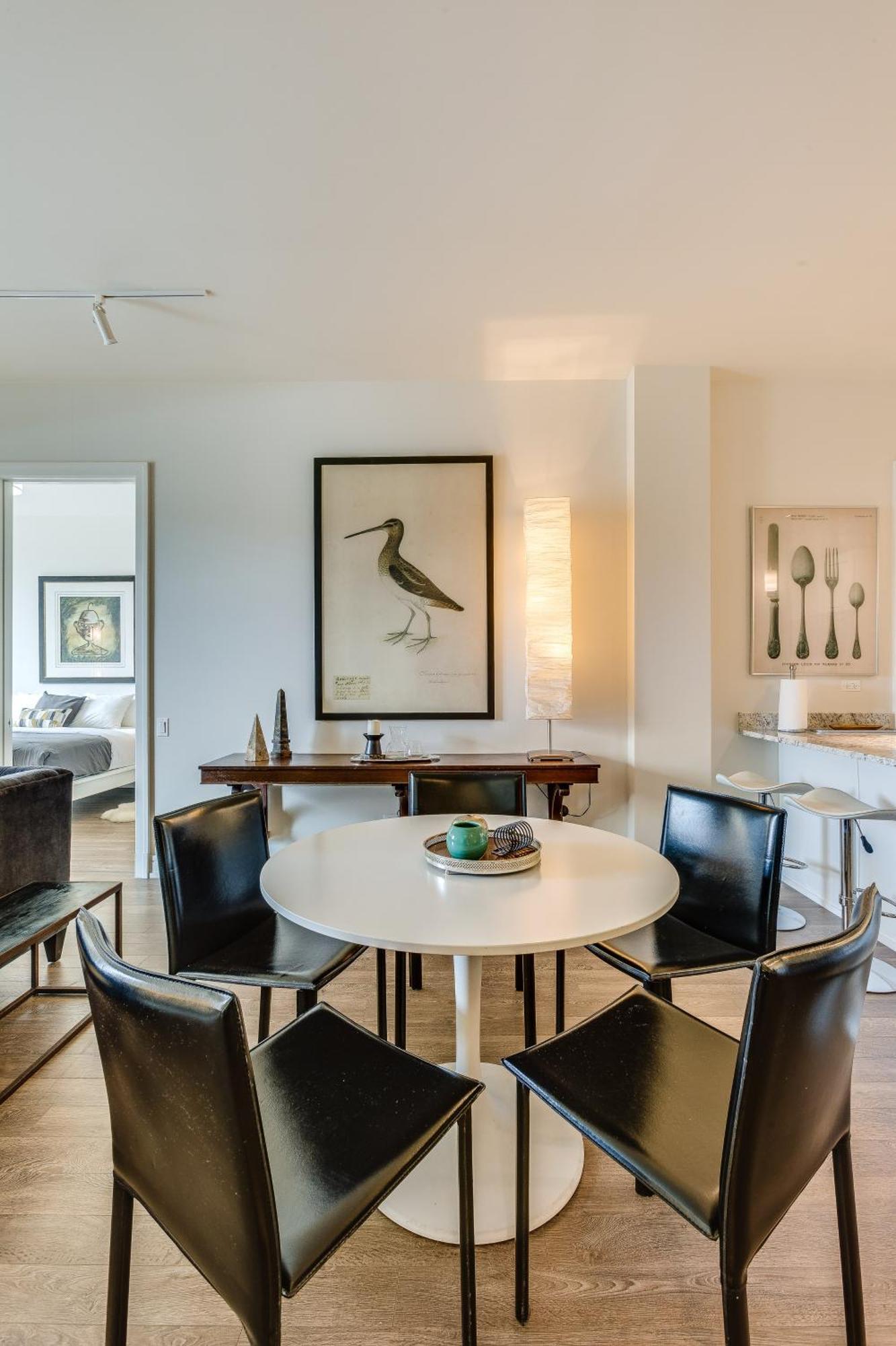 Apartment Designer 3br With Balcony & Elevator On Clark! Apts