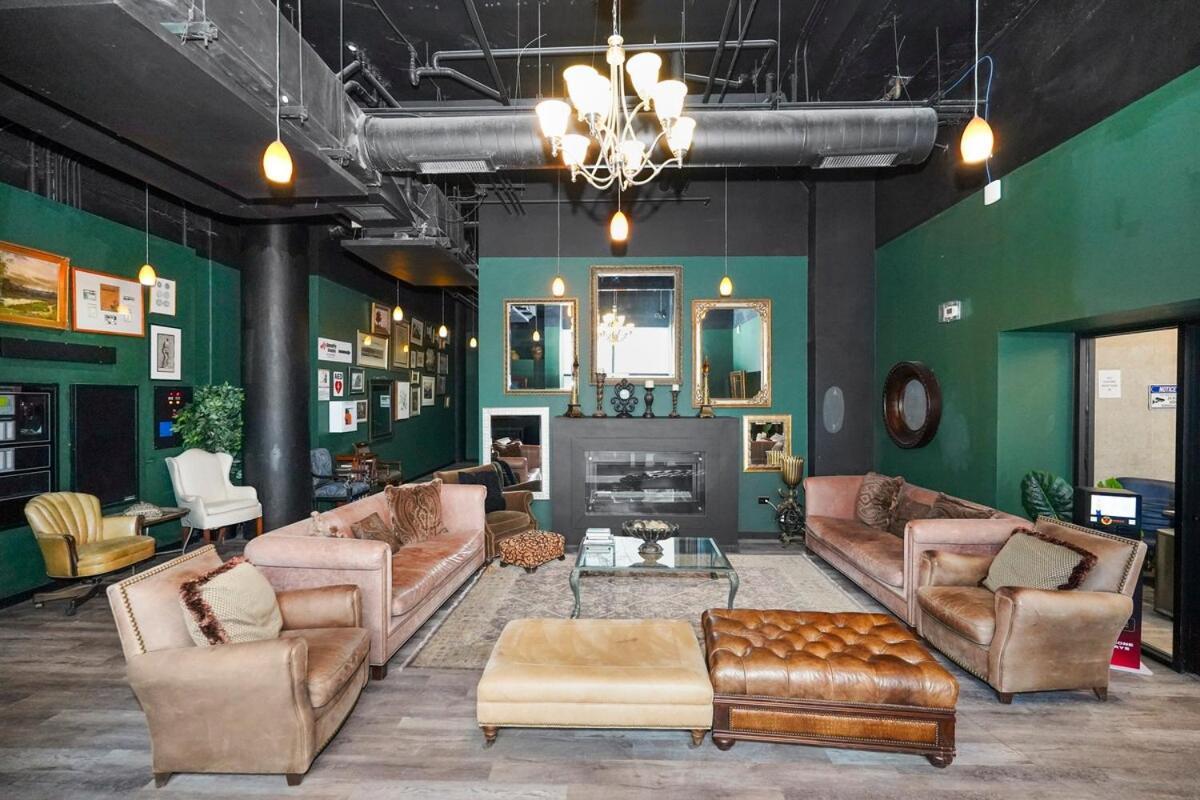 Business Ready 2br In South Loop With Skyline View, Optional Parking & Gym Access Close To Mccormick, Downtown & Cta Apartment