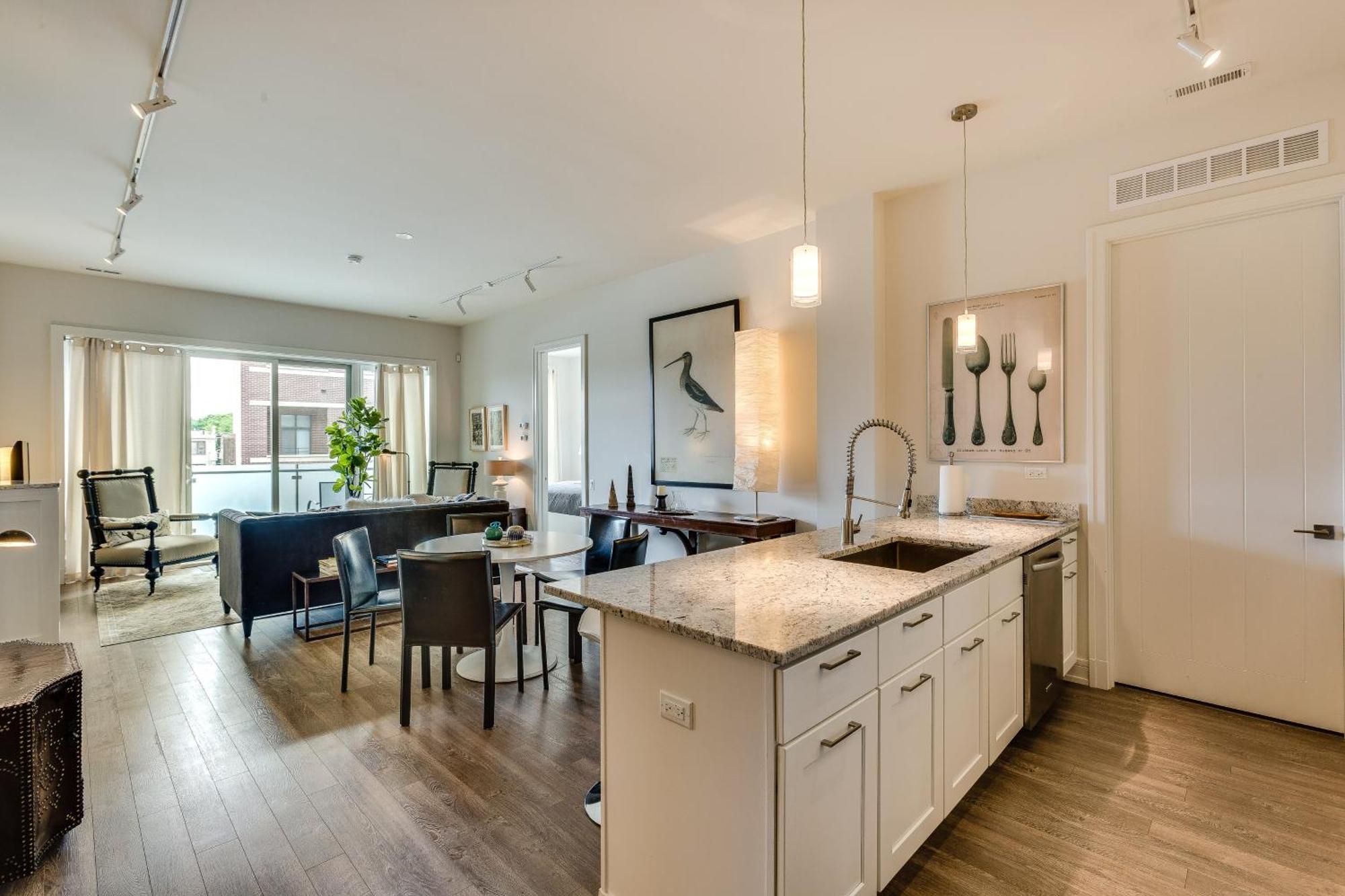 Apartment Designer 3br With Balcony & Elevator On Clark! Apts