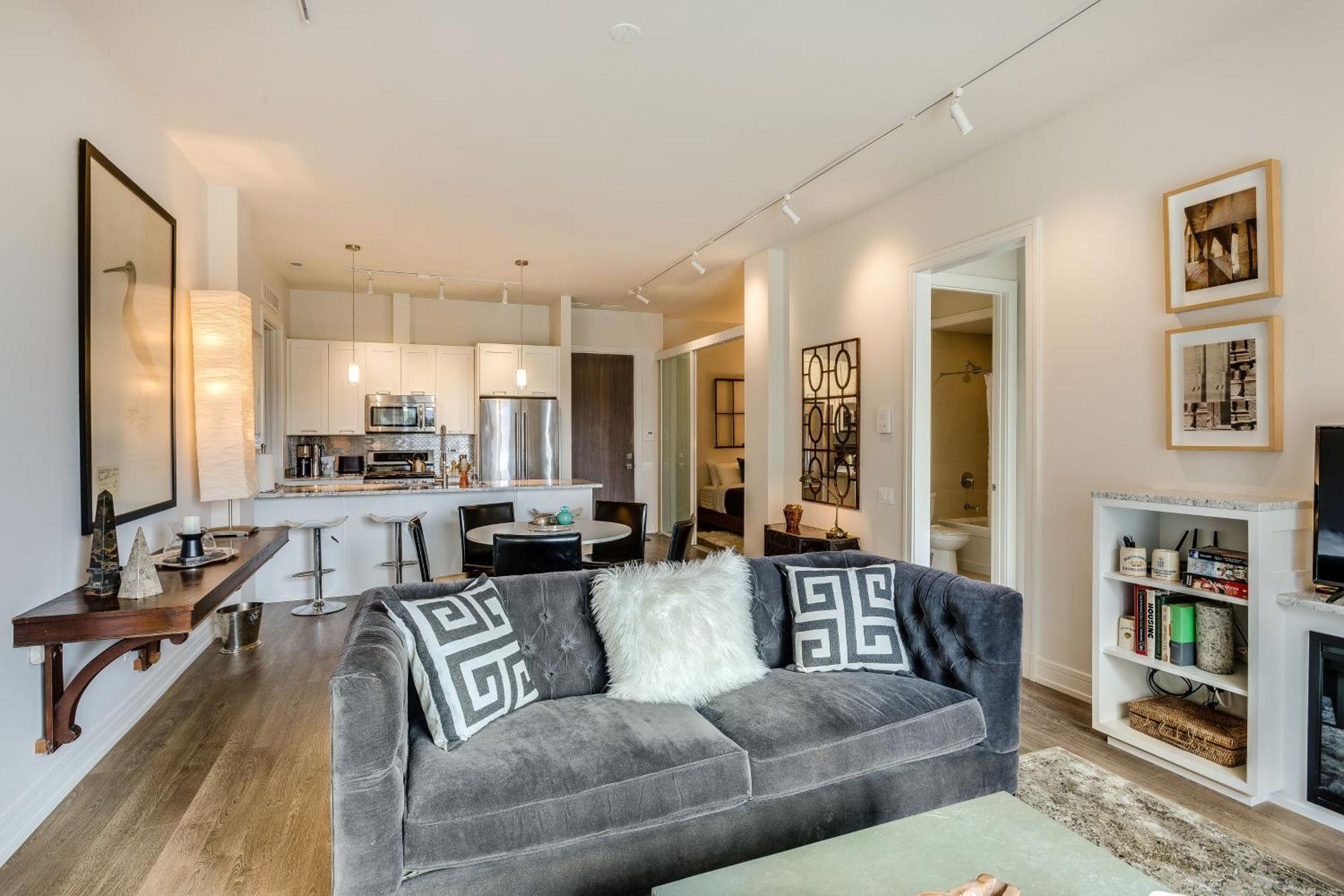 Apartment Designer 3br With Balcony & Elevator On Clark! Apts Chicago