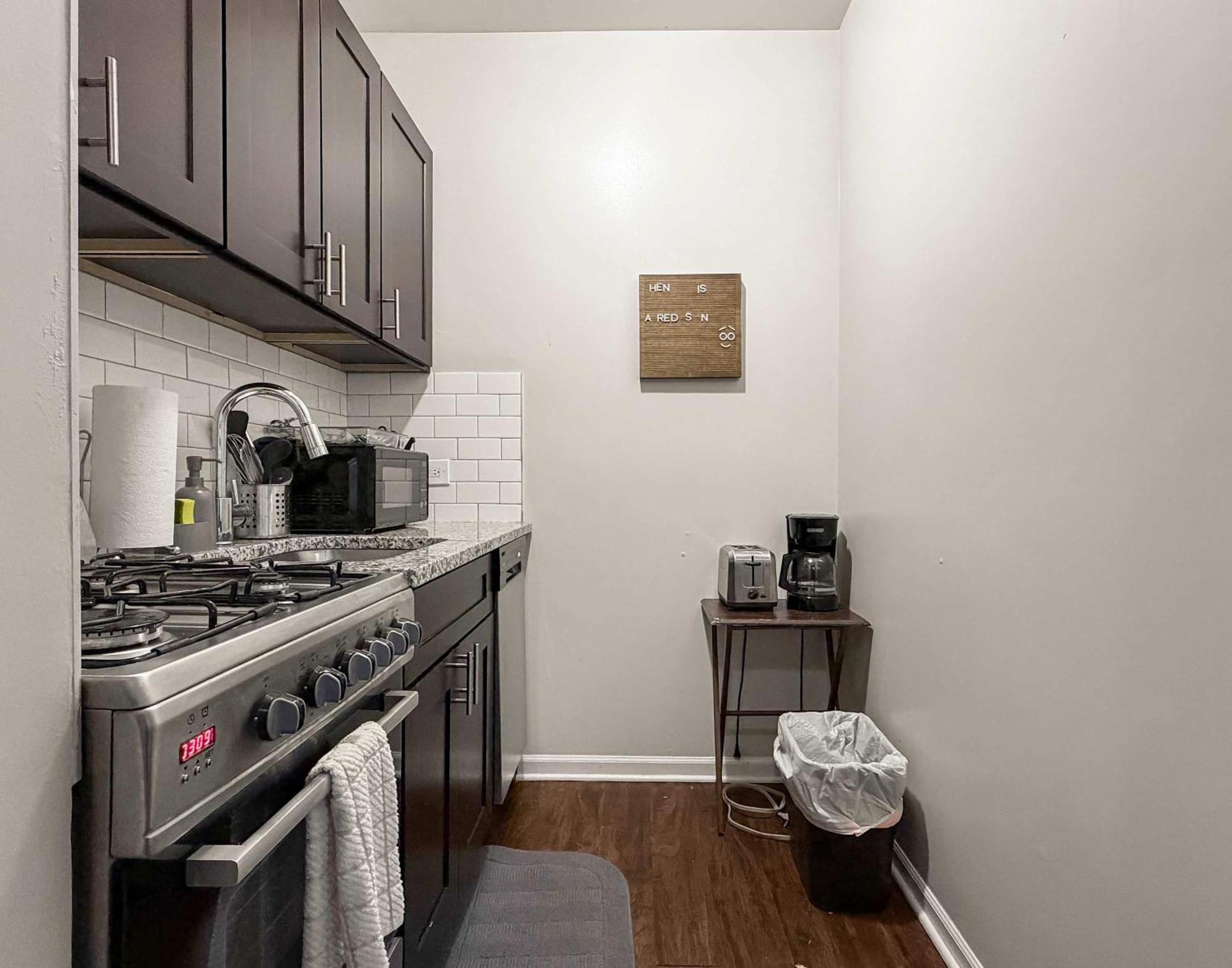 Apartment Sunlit With Charm - Lunt Rep Chicago