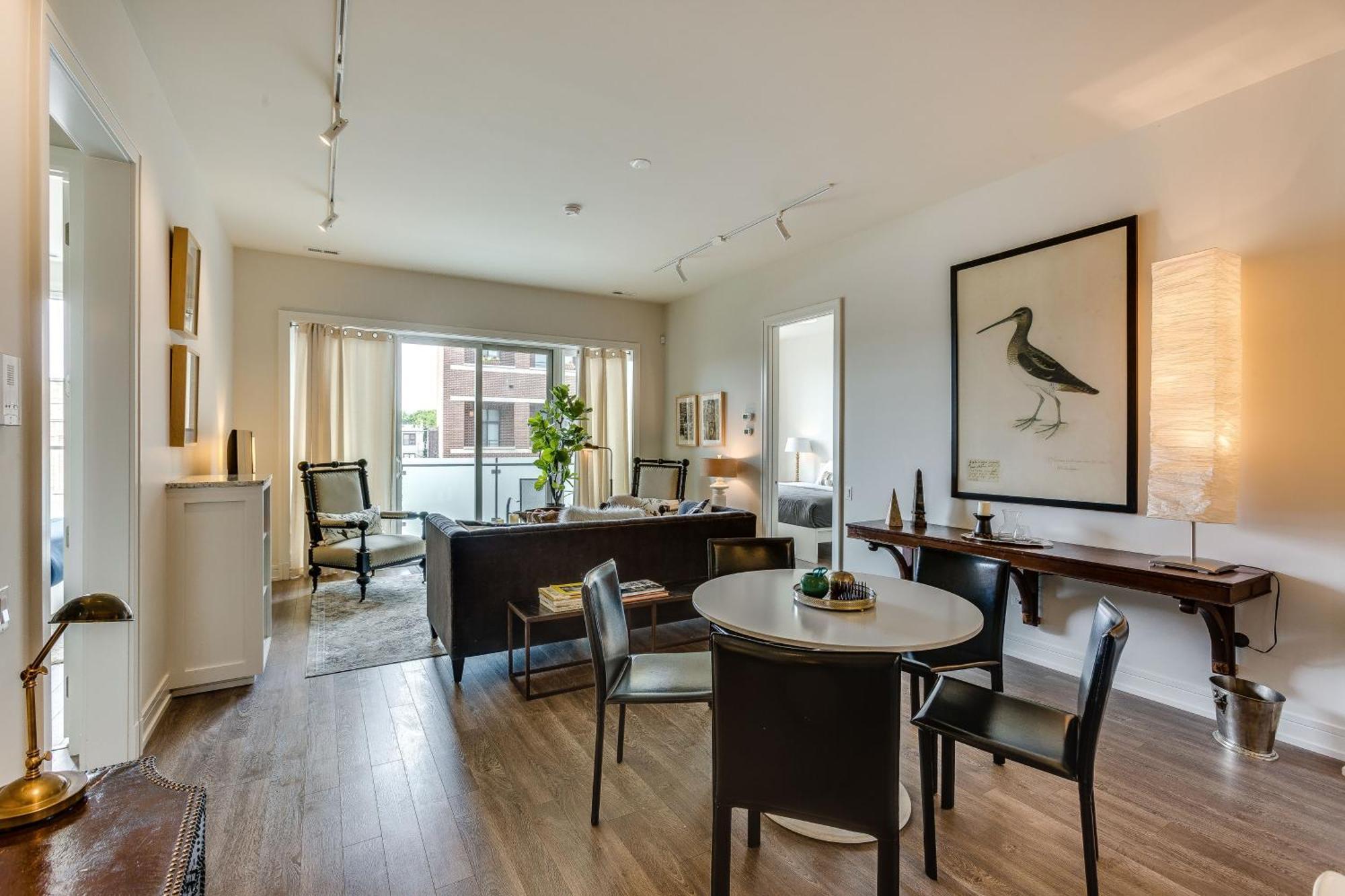 Designer 3br With Balcony & Elevator On Clark! Apts *