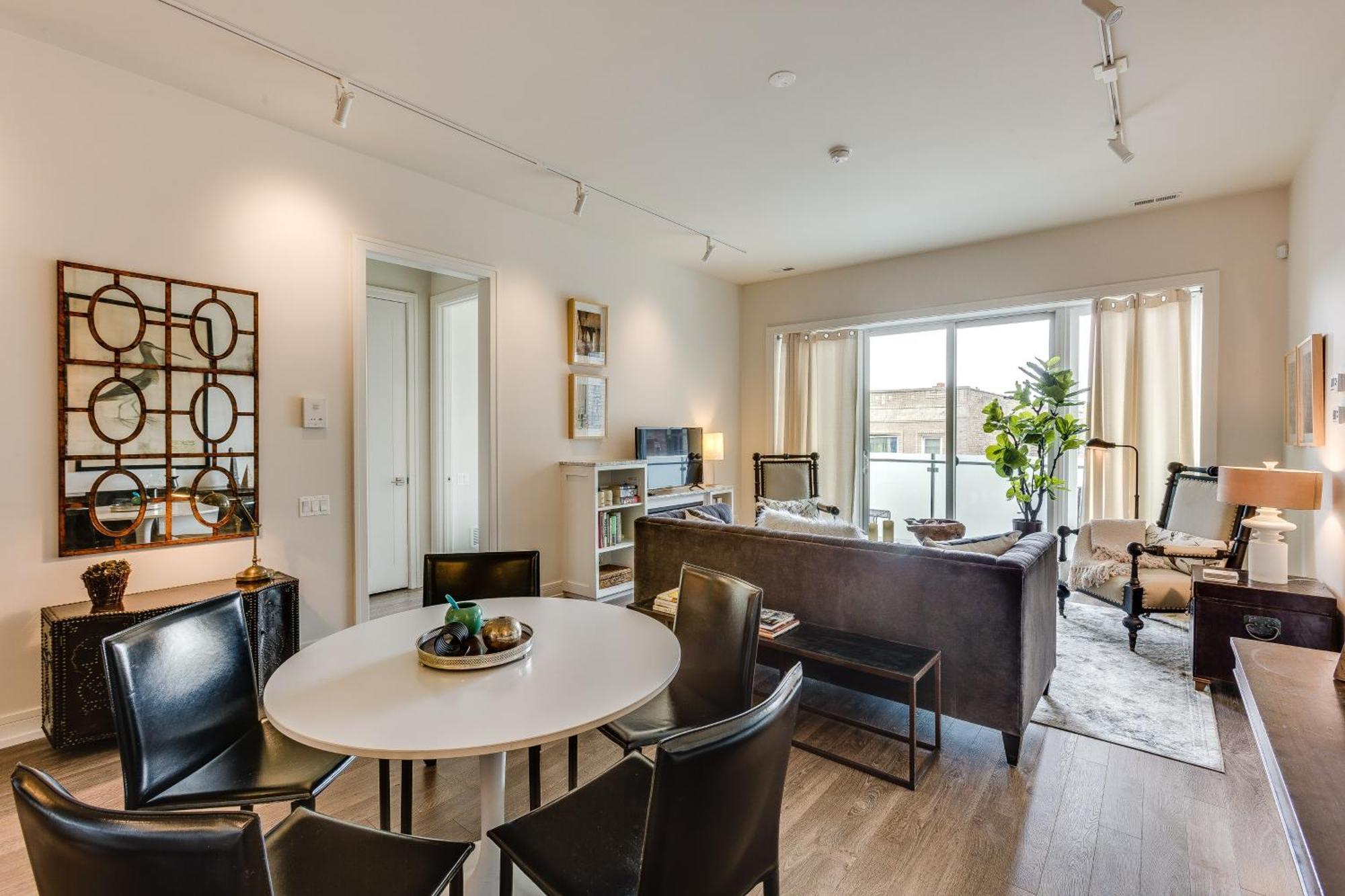 Apartment Designer 3br With Balcony & Elevator On Clark! Apts *