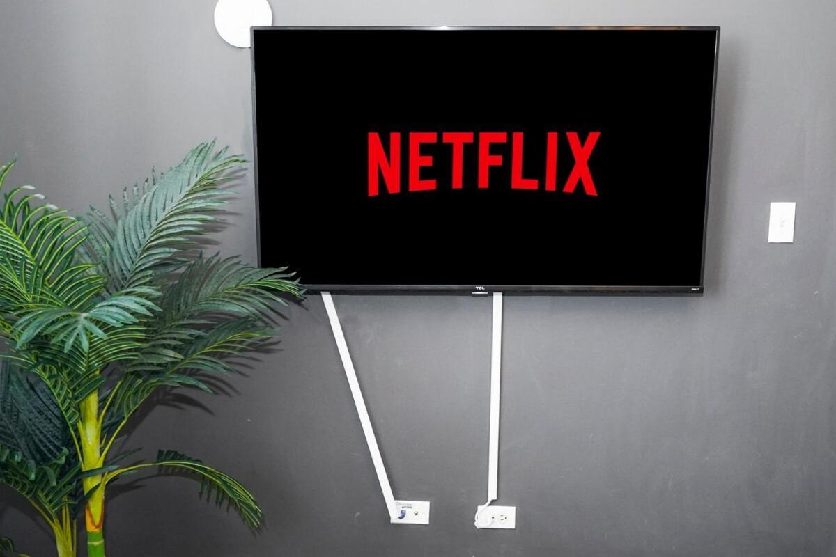 Business Ready 2br In South Loop With Skyline View, Optional Parking & Gym Access Close To Mccormick, Downtown & Cta Apartment Chicago