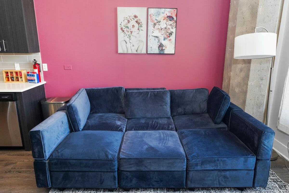 Business Ready 2br In South Loop With Skyline View, Optional Parking & Gym Access Close To Mccormick, Downtown & Cta Chicago