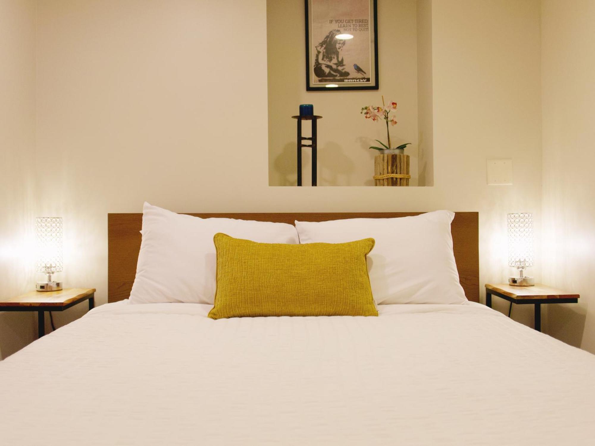 The Banksy-greystone Rooftop Firepit United Center Apartment *