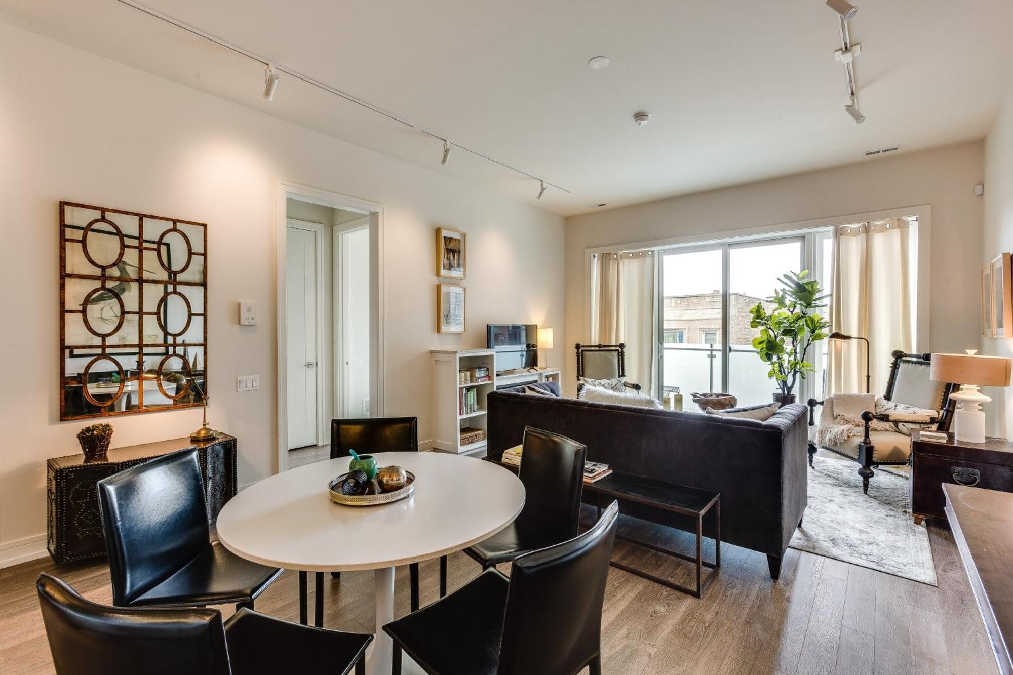 Designer 3br With Balcony & Elevator On Clark! Apts Apartment *