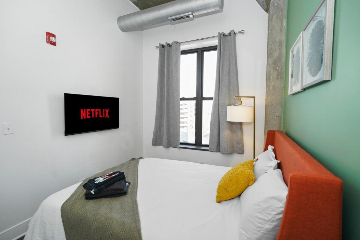 Business Ready 2br In South Loop With Skyline View, Optional Parking & Gym Access Close To Mccormick, Downtown & Cta Apartment