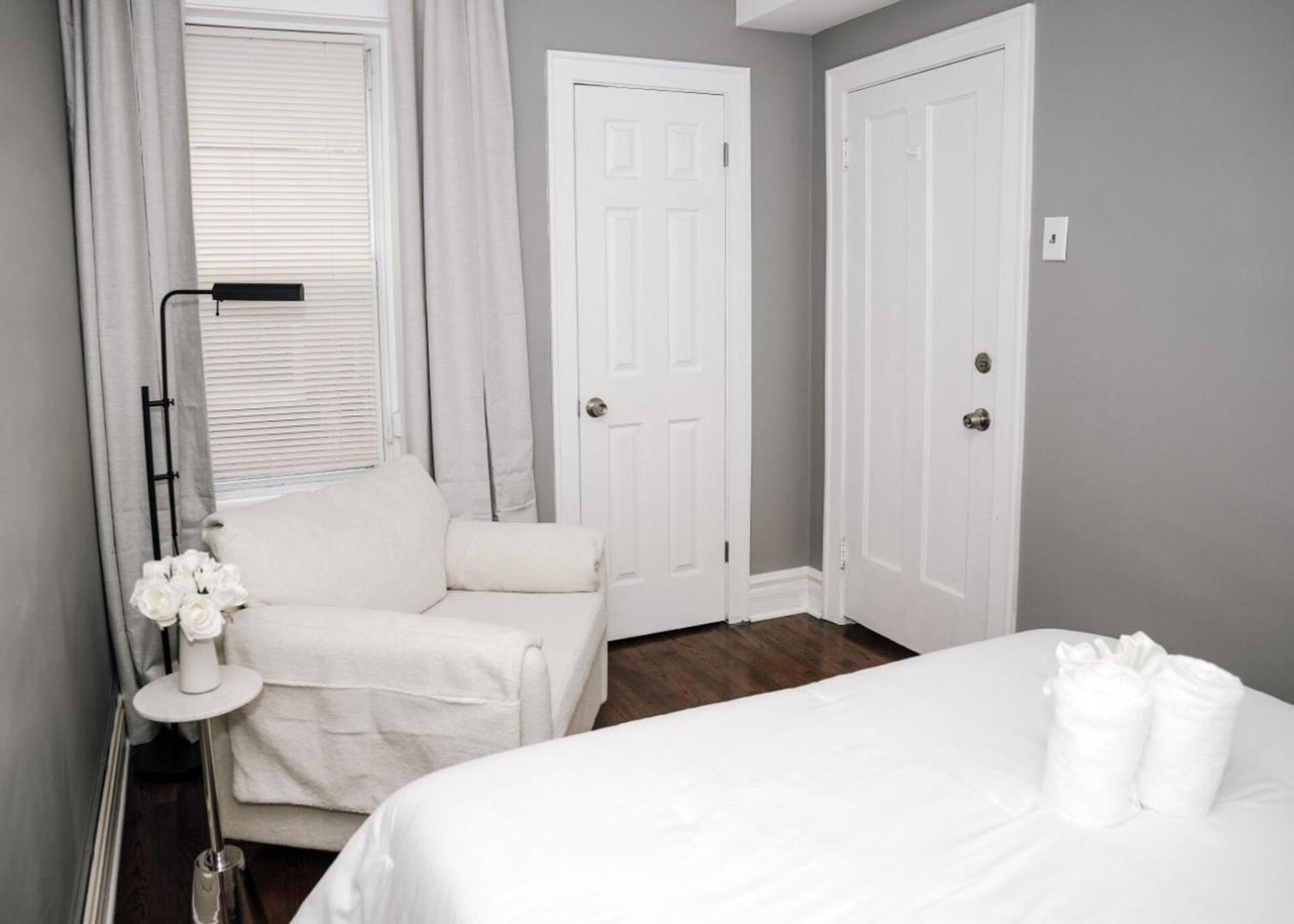 Apartment 2br W/ Workspace - Coffee Bar - Near Transit Chicago