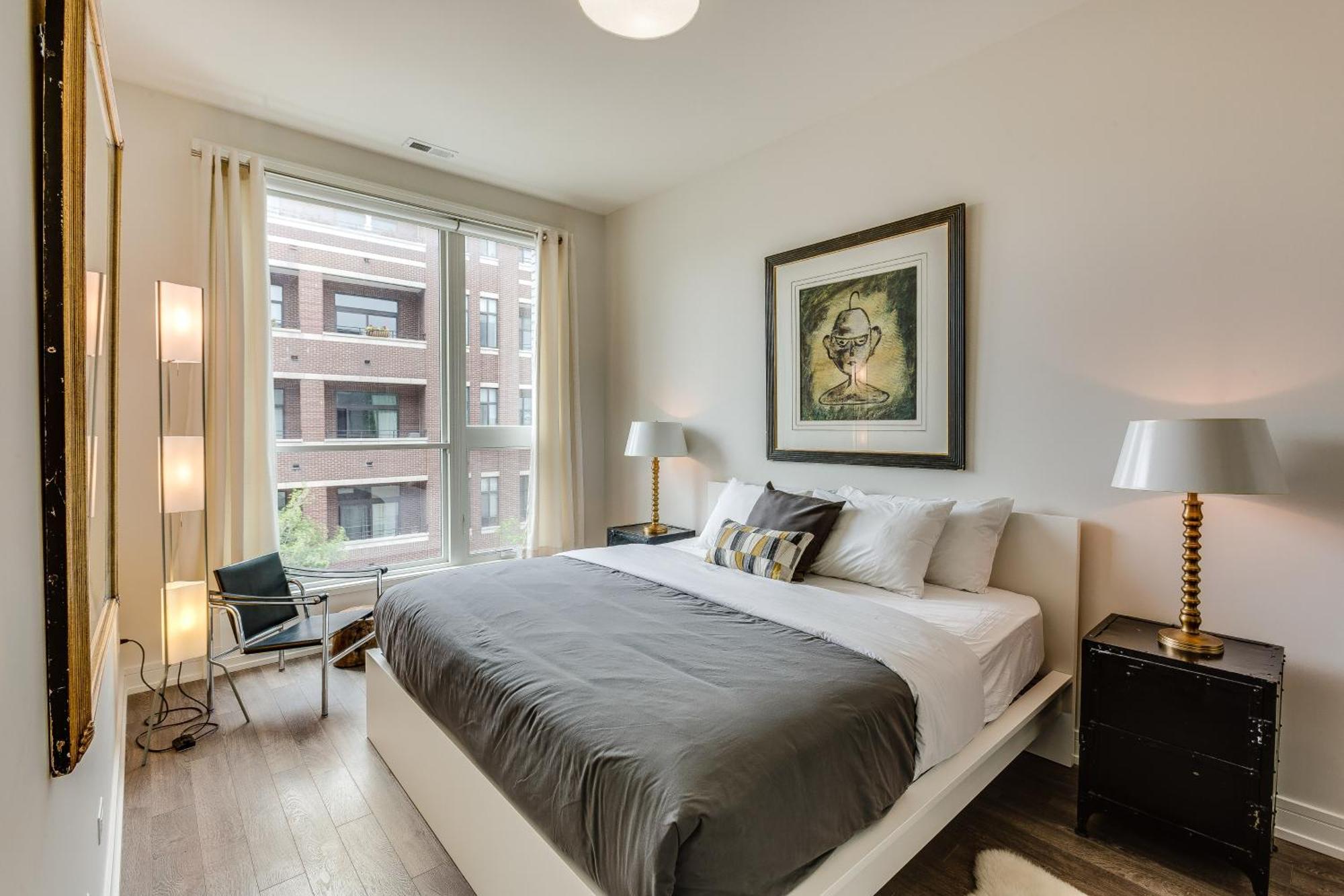 Designer 3br With Balcony & Elevator On Clark! Apts Apartment Chicago