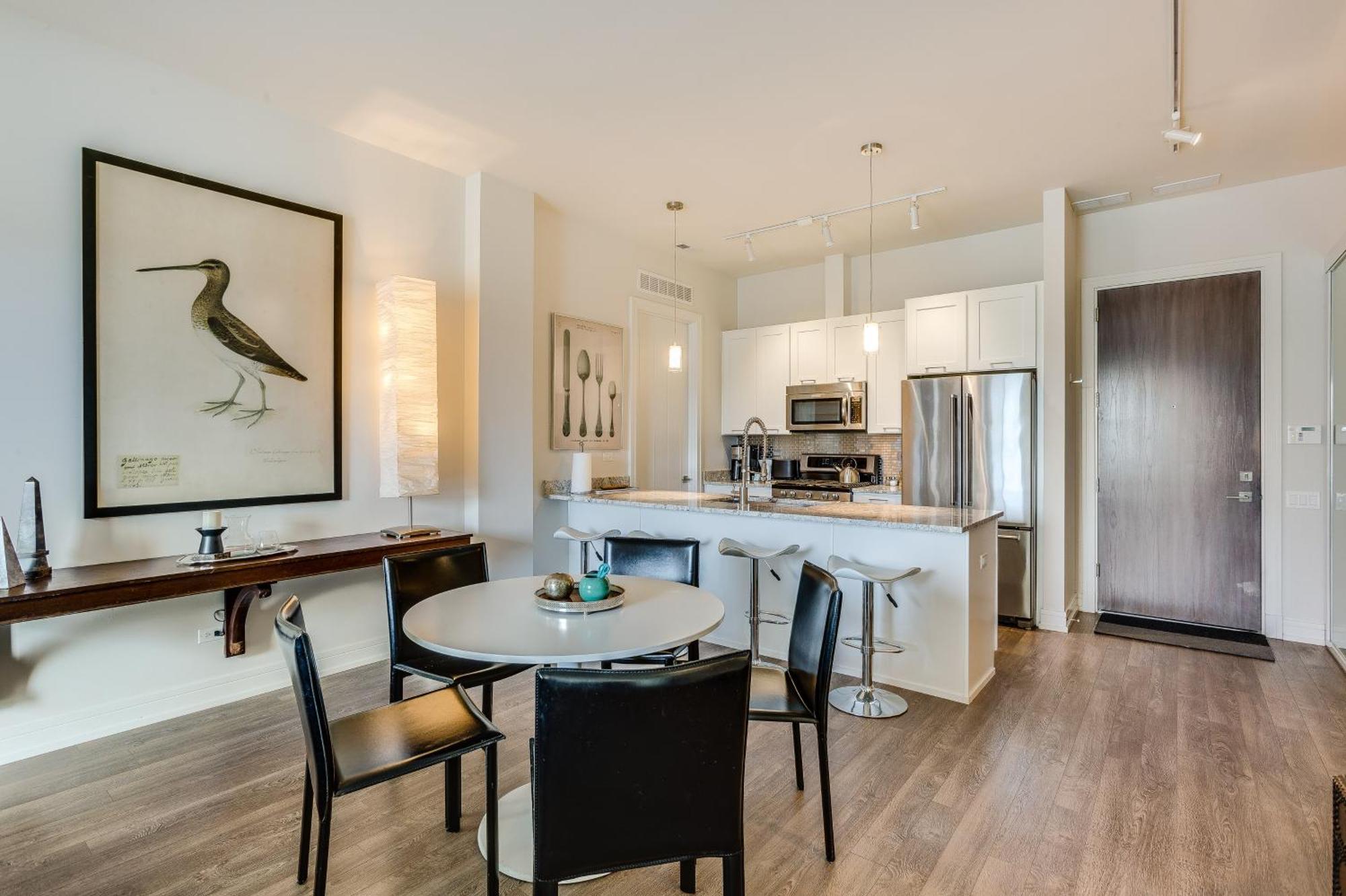 Apartment Designer 3br With Balcony & Elevator On Clark! Apts Chicago