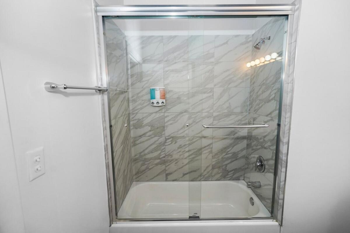 Business Ready 2br In South Loop With Skyline View, Optional Parking & Gym Access Close To Mccormick, Downtown & Cta