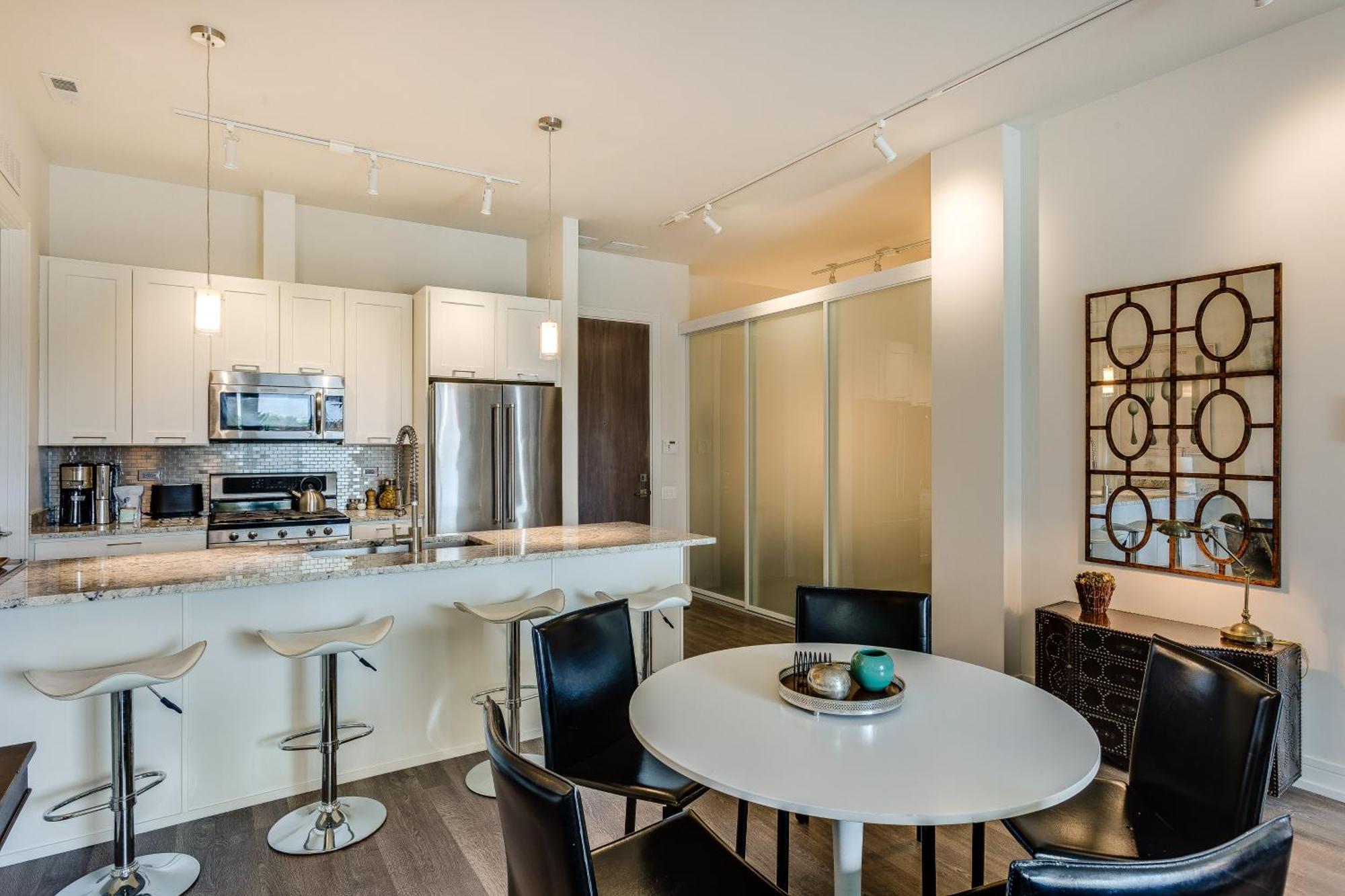 Designer 3br With Balcony & Elevator On Clark! Apts Chicago