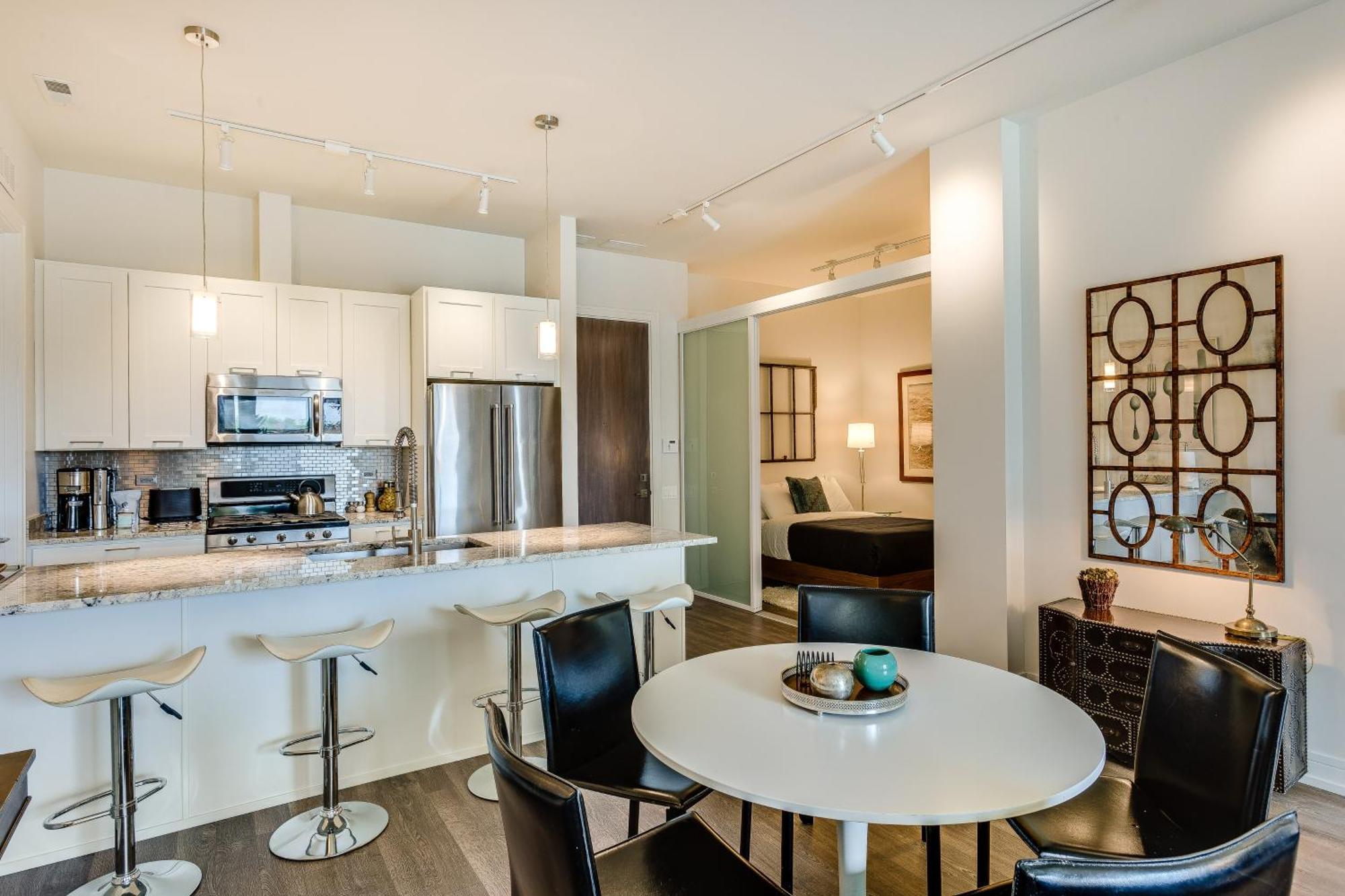 Designer 3br With Balcony & Elevator On Clark! Apts * Chicago