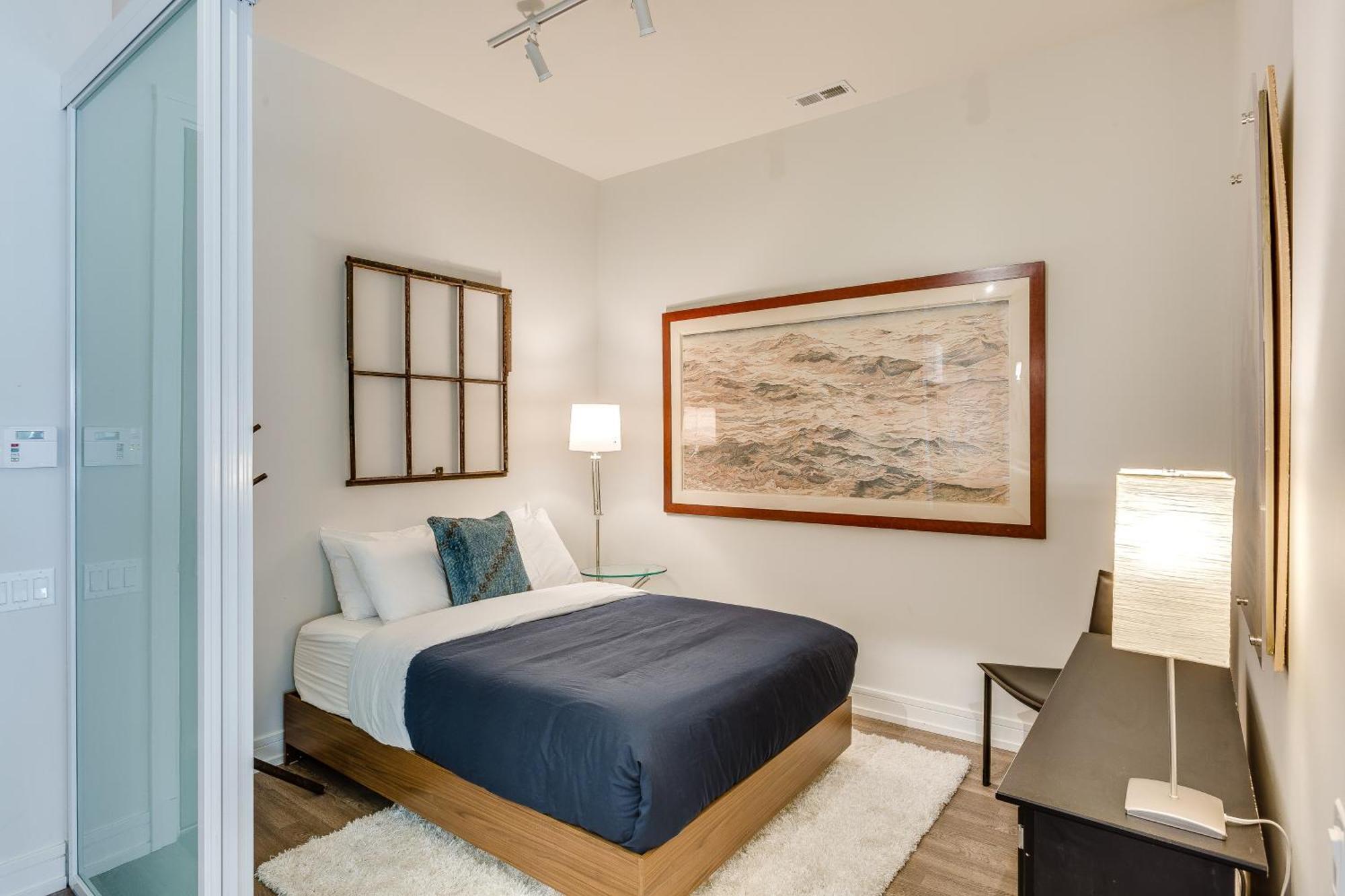 Designer 3br With Balcony & Elevator On Clark! Apts *