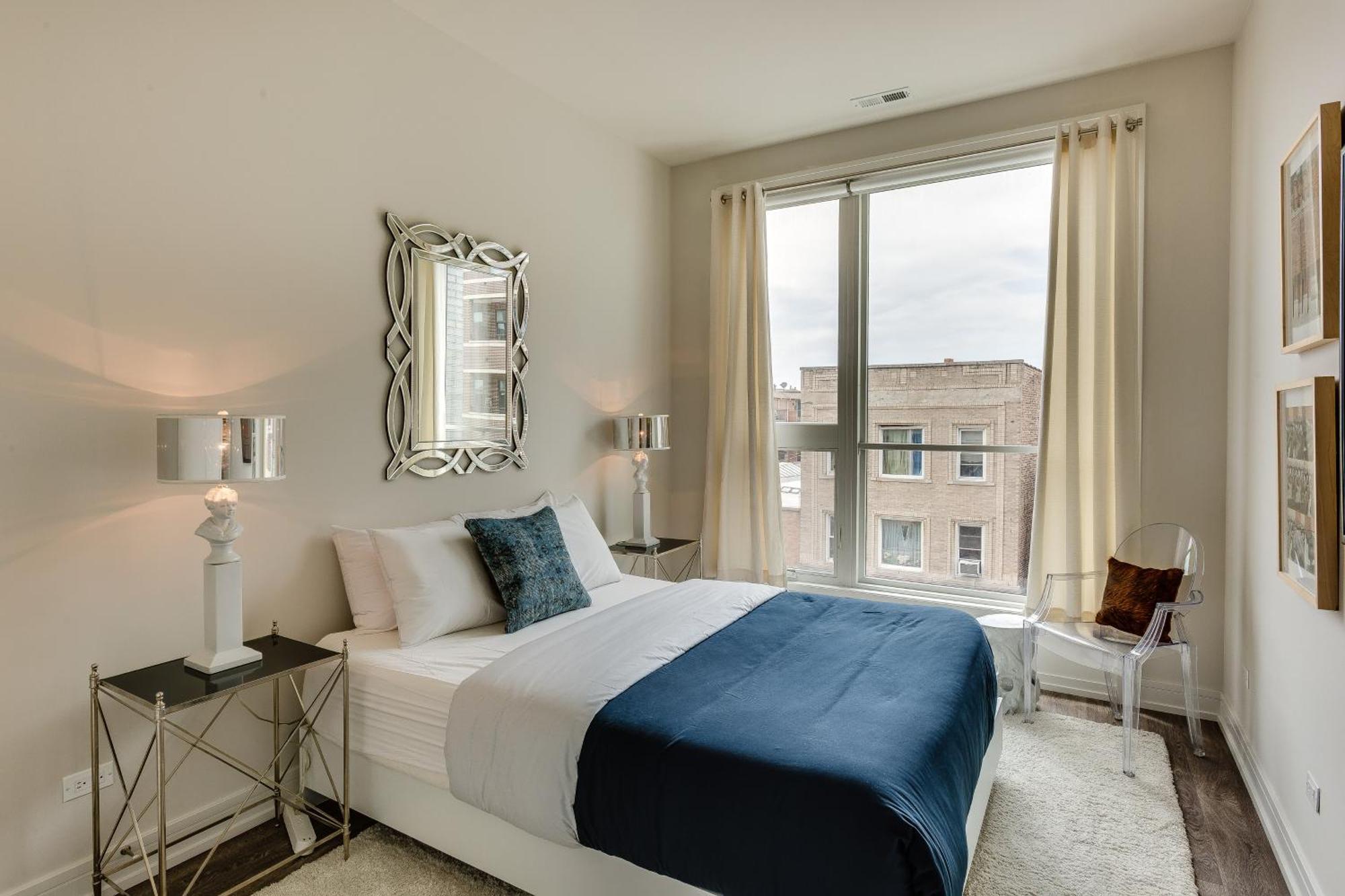 Designer 3br With Balcony & Elevator On Clark! Apts Apartment