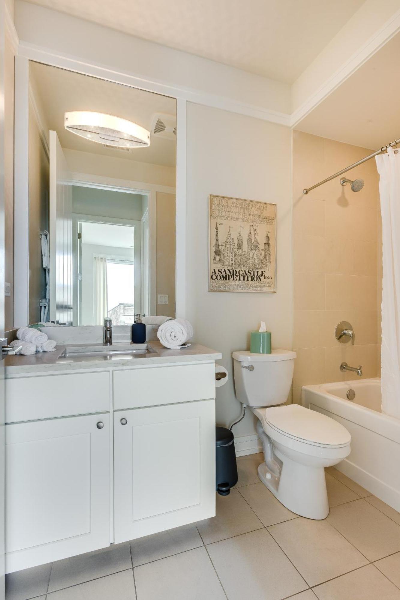 Apartment Designer 3br With Balcony & Elevator On Clark! Apts Chicago