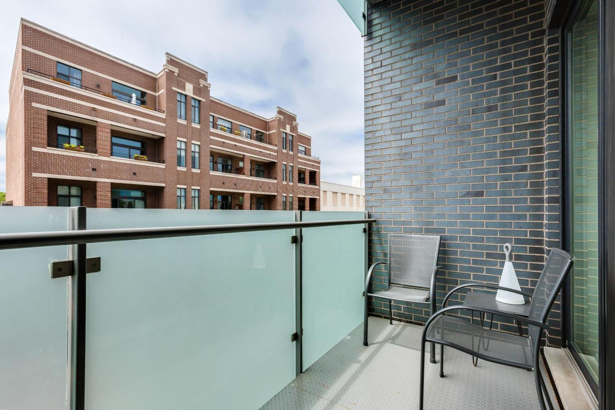Apartment Designer 3br With Balcony & Elevator On Clark! Apts Chicago