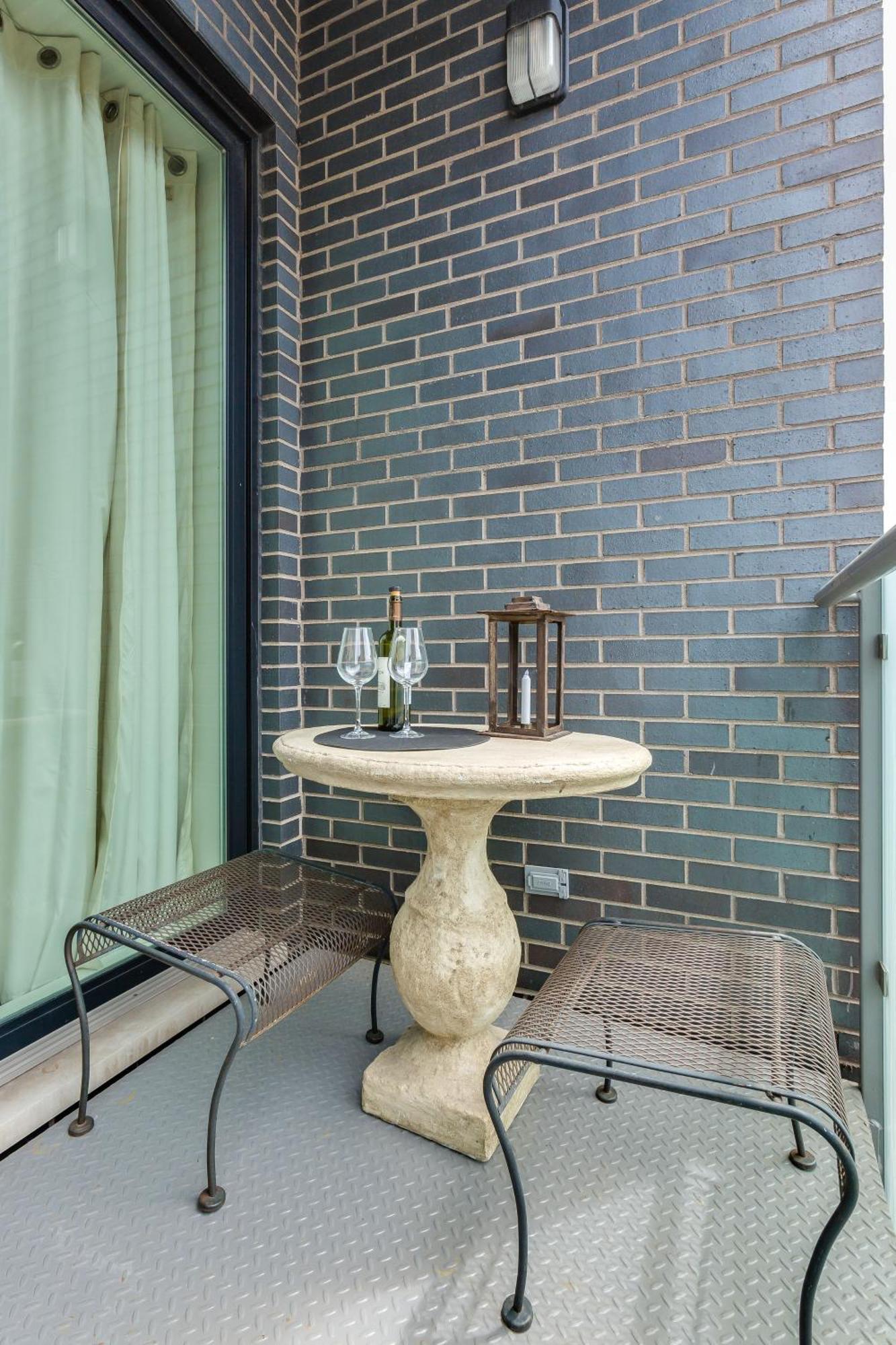 Designer 3br With Balcony & Elevator On Clark! Apts Apartment