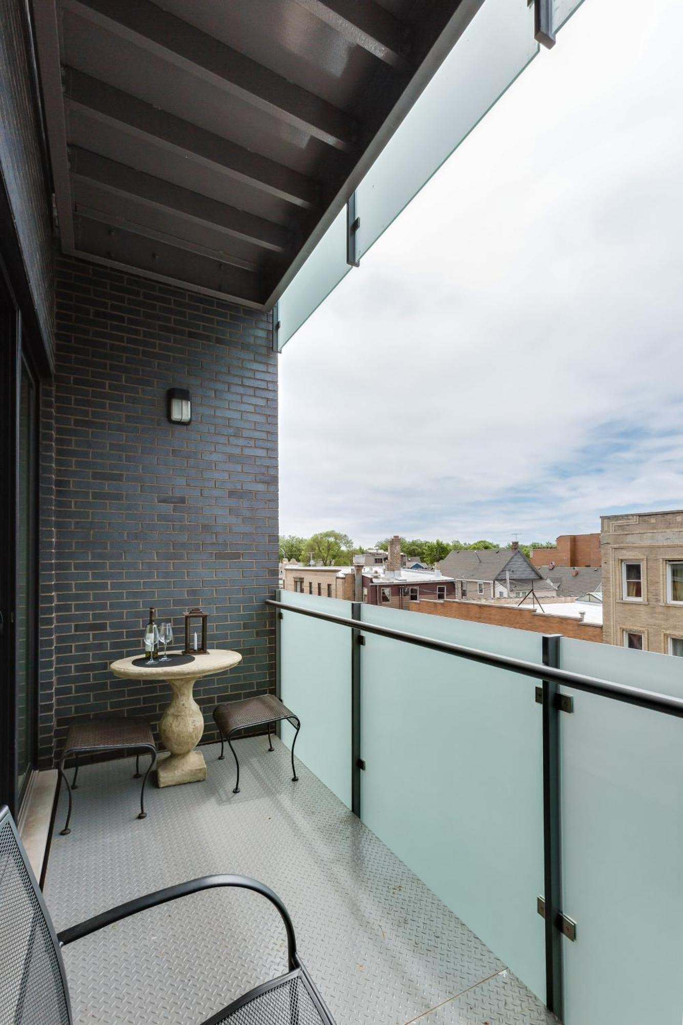 Designer 3br With Balcony & Elevator On Clark! Apts Apartment *